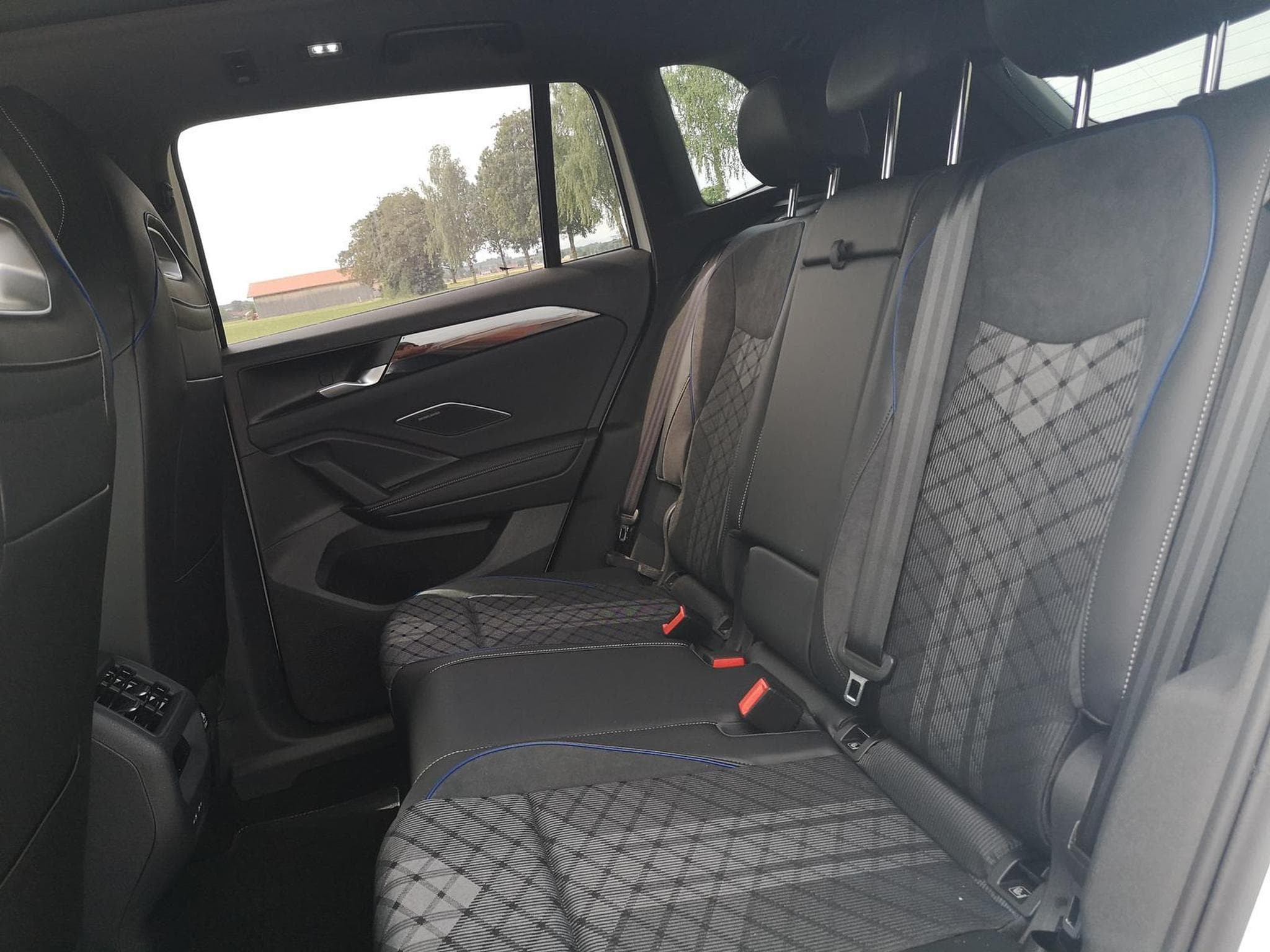 VW Tiguan 2.0 TDI 142 kW 4Motion R-Line (2025) - Photo 10