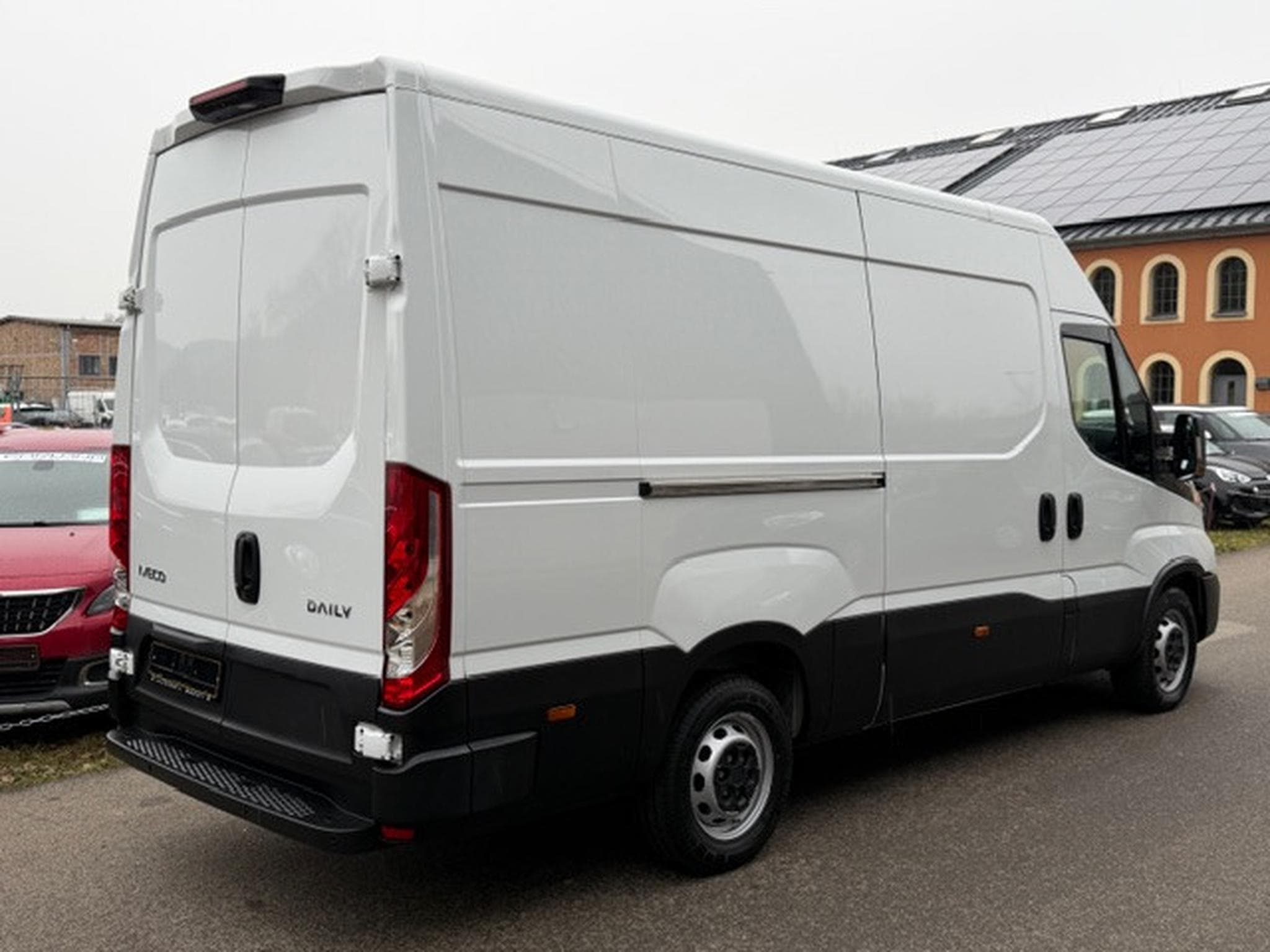 Iveco Daily 2.3 35S16 Fourgon Pack (2025) - Photo 2