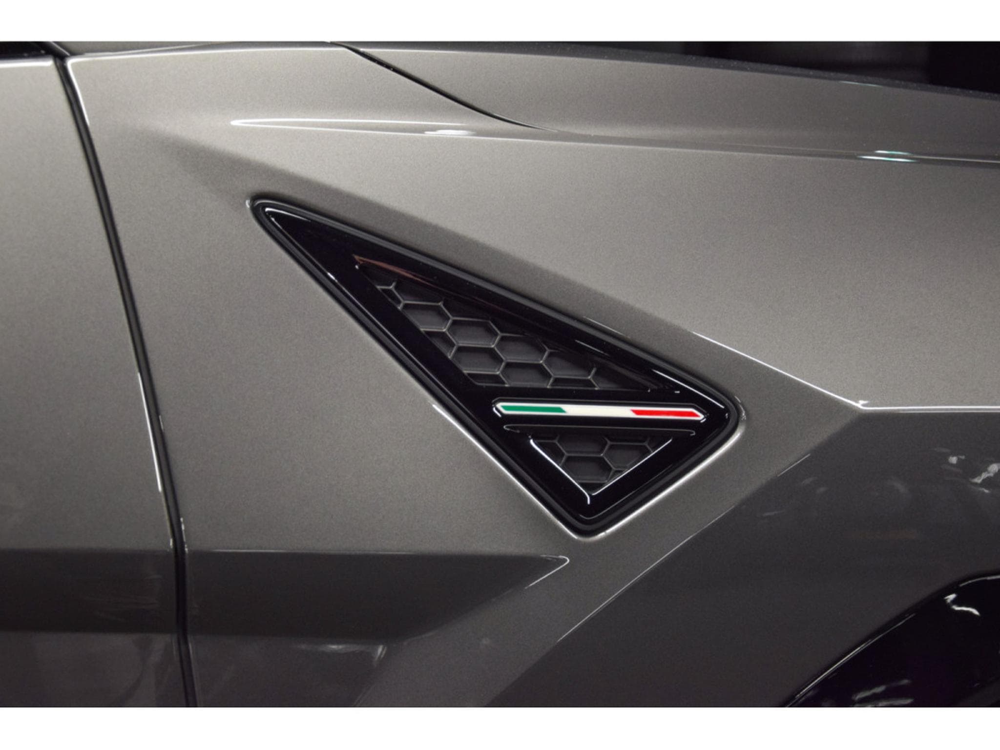 Lamborghini Urus V8 - GRIGIO KERES / GIALLO (2022) - Photo 29