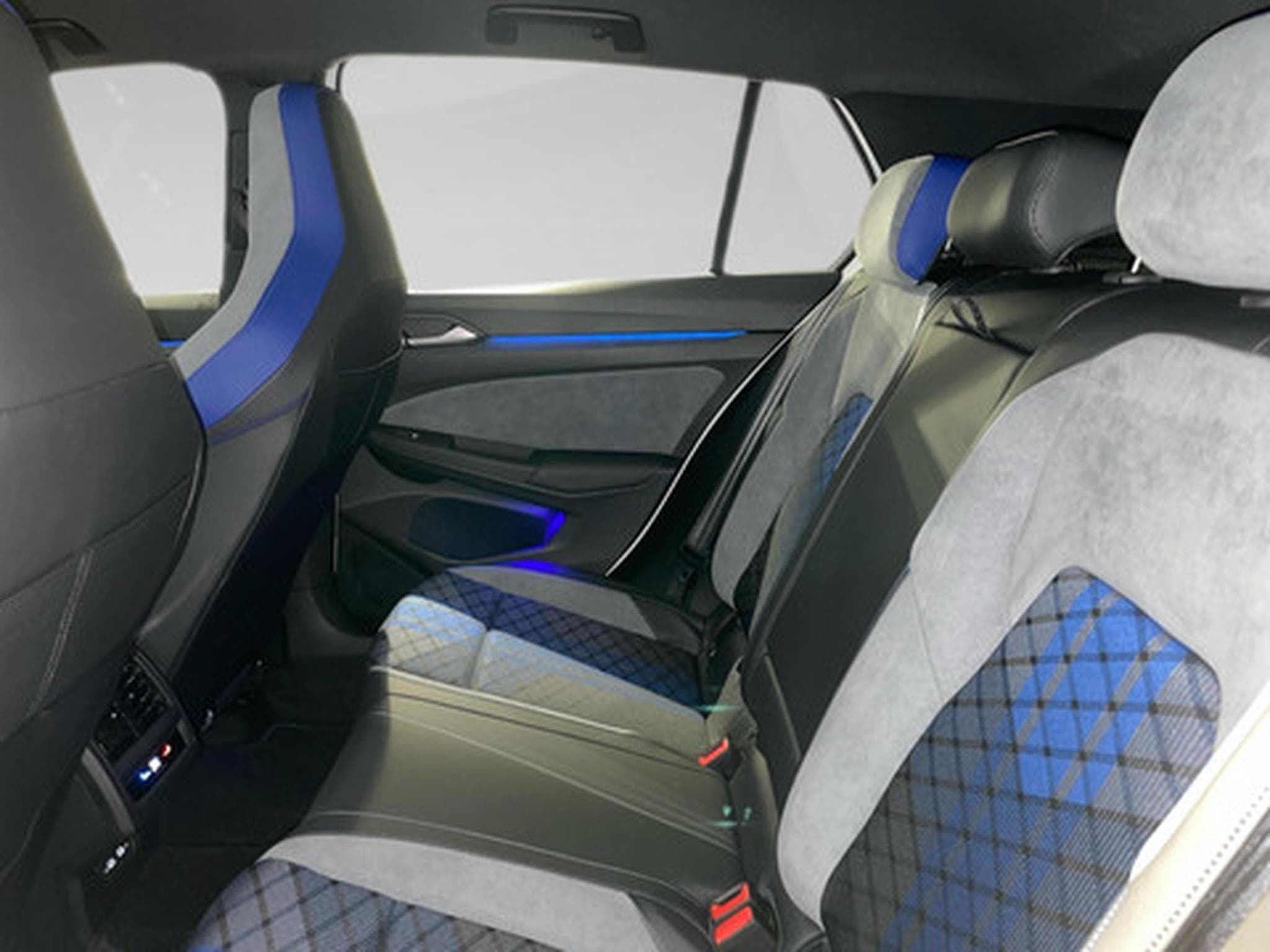 VW Golf 2.0 TSI OPF DSG 4MOTION R (2023) - Photo 11