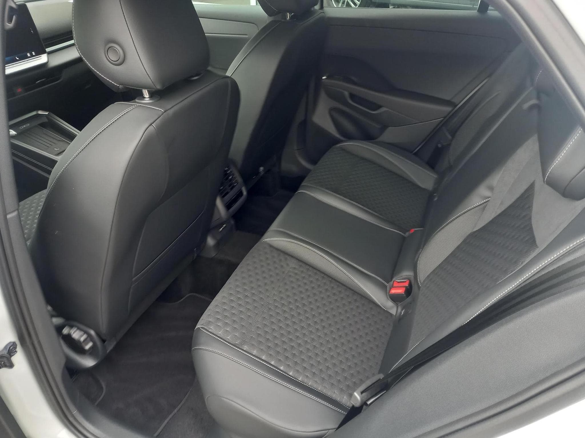 VW T-Roc R-Line 1.5 eTSI (2026) - Photo 3