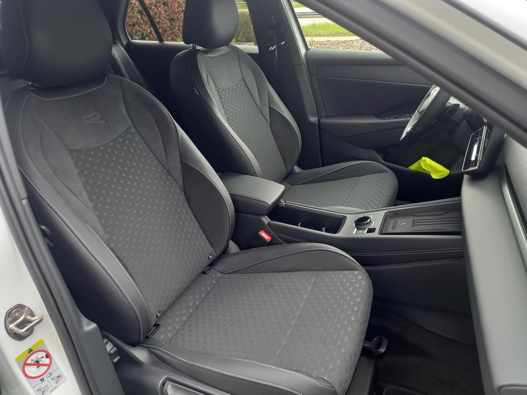 VW T-Roc R-Line 1.5 eTSI (2026) - Photo 9