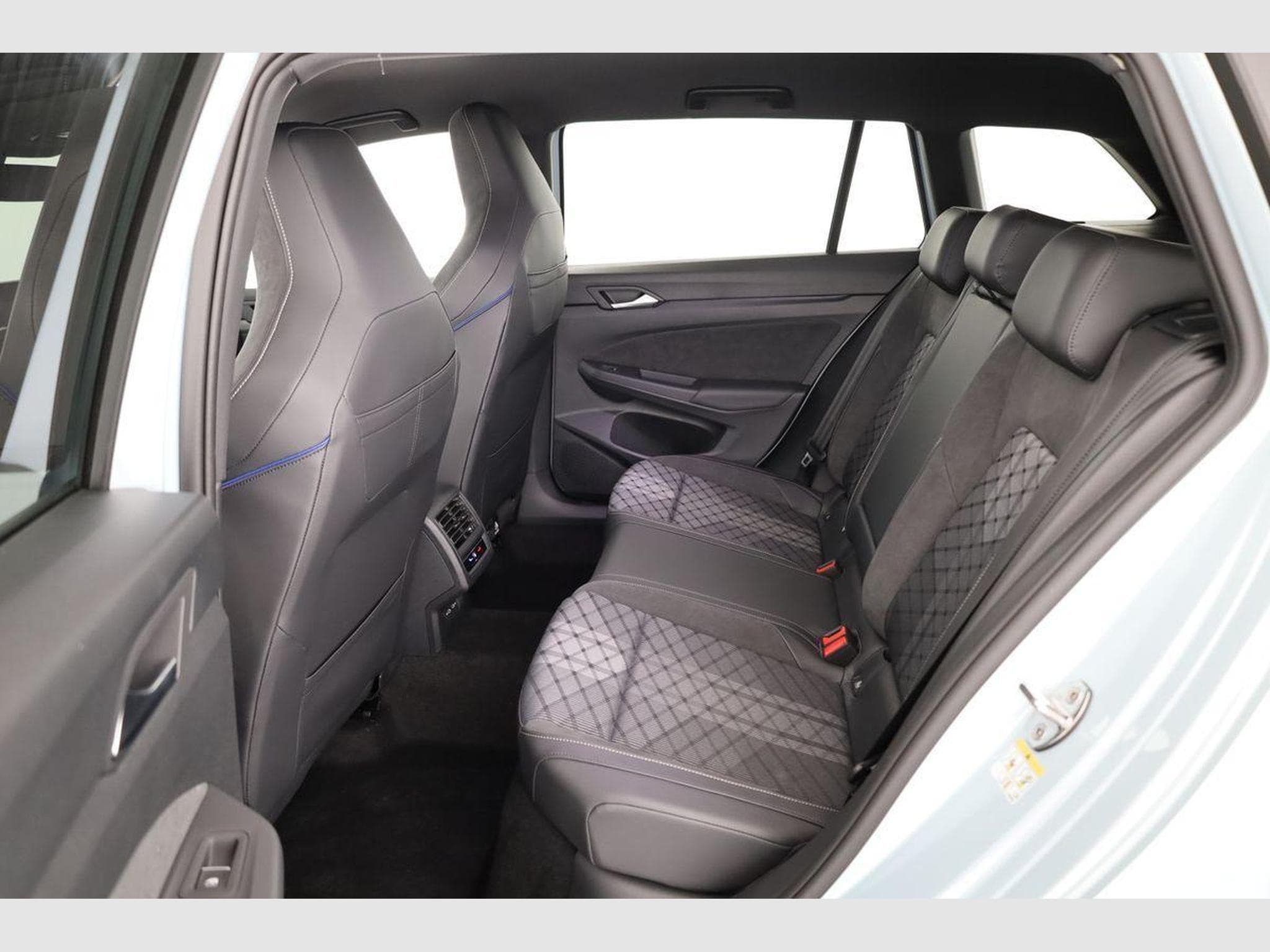 VW Golf Variant 2.0 TSI 150 kW 4Motion R-Line (2026) - Photo 10
