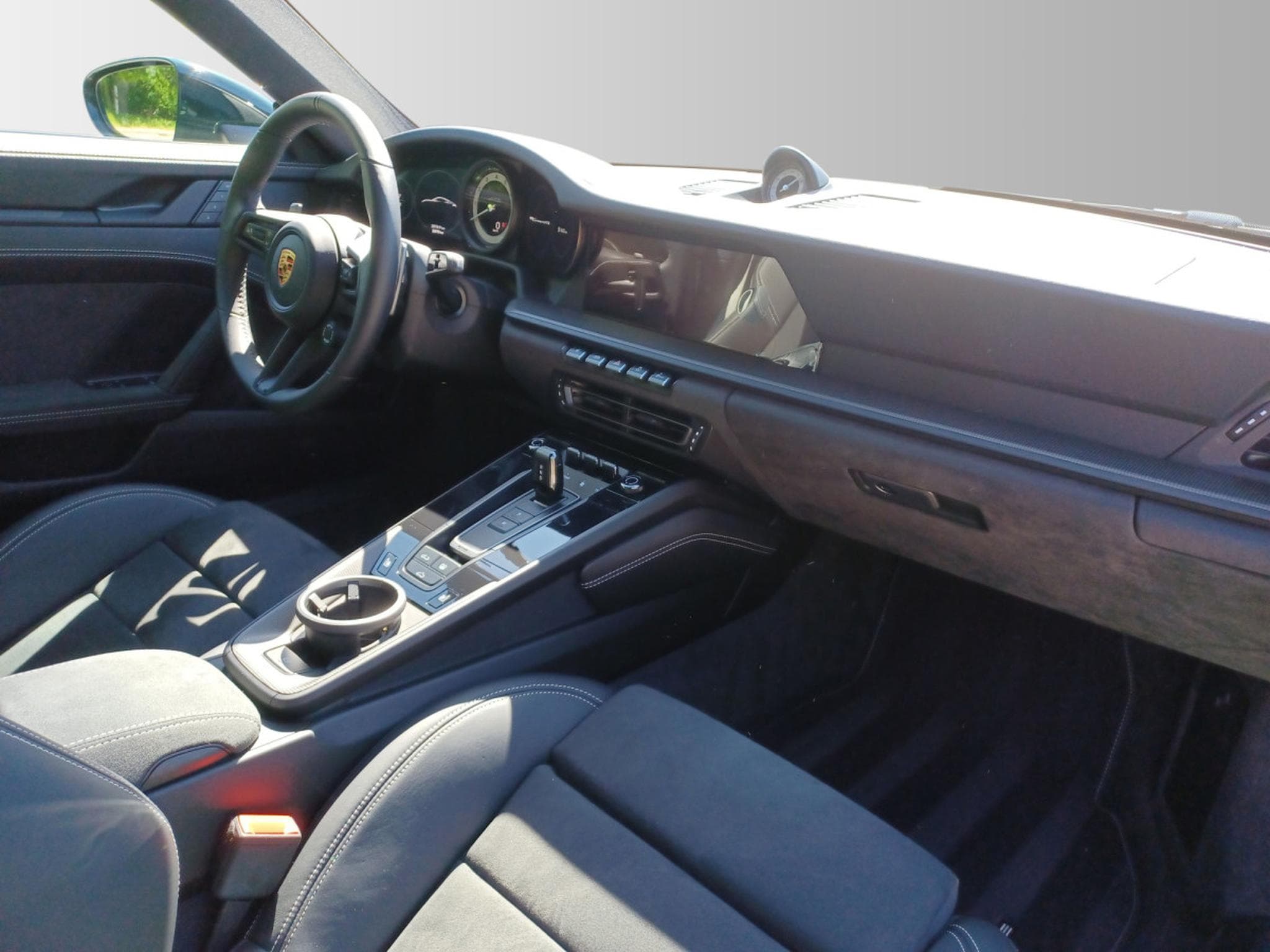 Porsche 911 Carrera 4 GTS (2024) - Photo 10