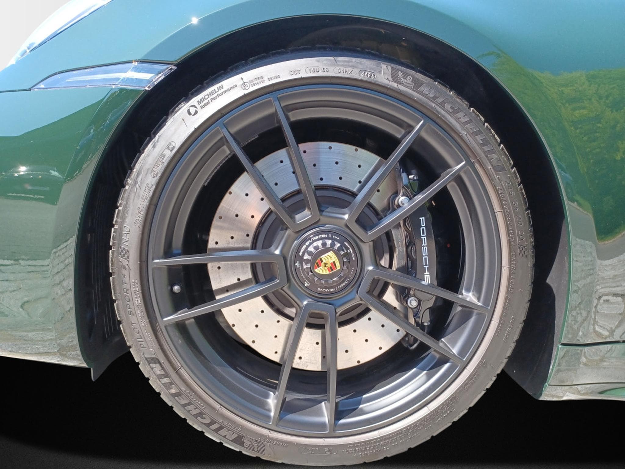 Porsche 911 Carrera 4 GTS (2024) - Photo 6