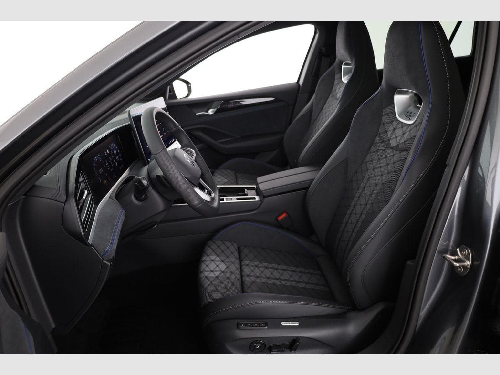 VW Passat Variant 2.0 TDI 142 kW 4Motion R-Line (2026) - Photo 10