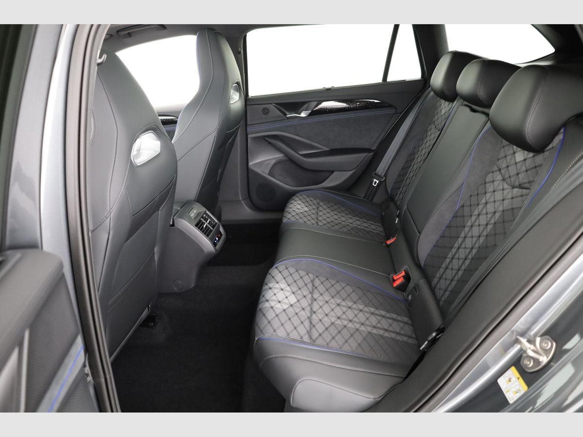 VW Passat Variant 2.0 TDI 142 kW 4Motion R-Line (2026) - Photo 11