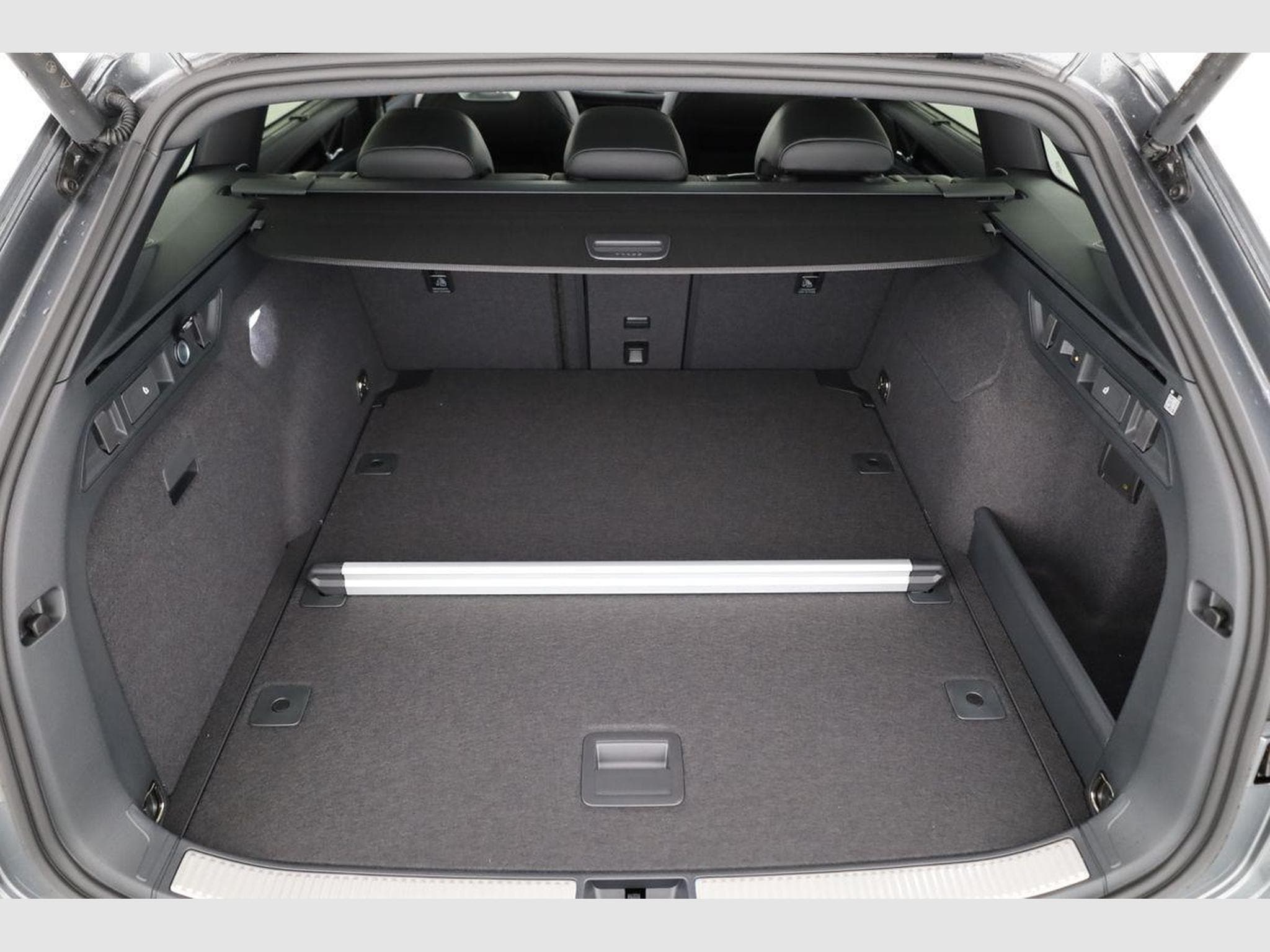 VW Passat Variant 2.0 TDI 142 kW 4Motion R-Line (2026) - Photo 12