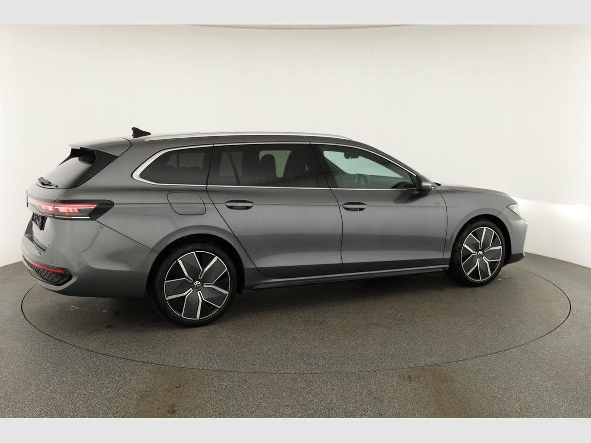 VW Passat Variant 2.0 TDI 142 kW 4Motion R-Line (2026) - Photo 21