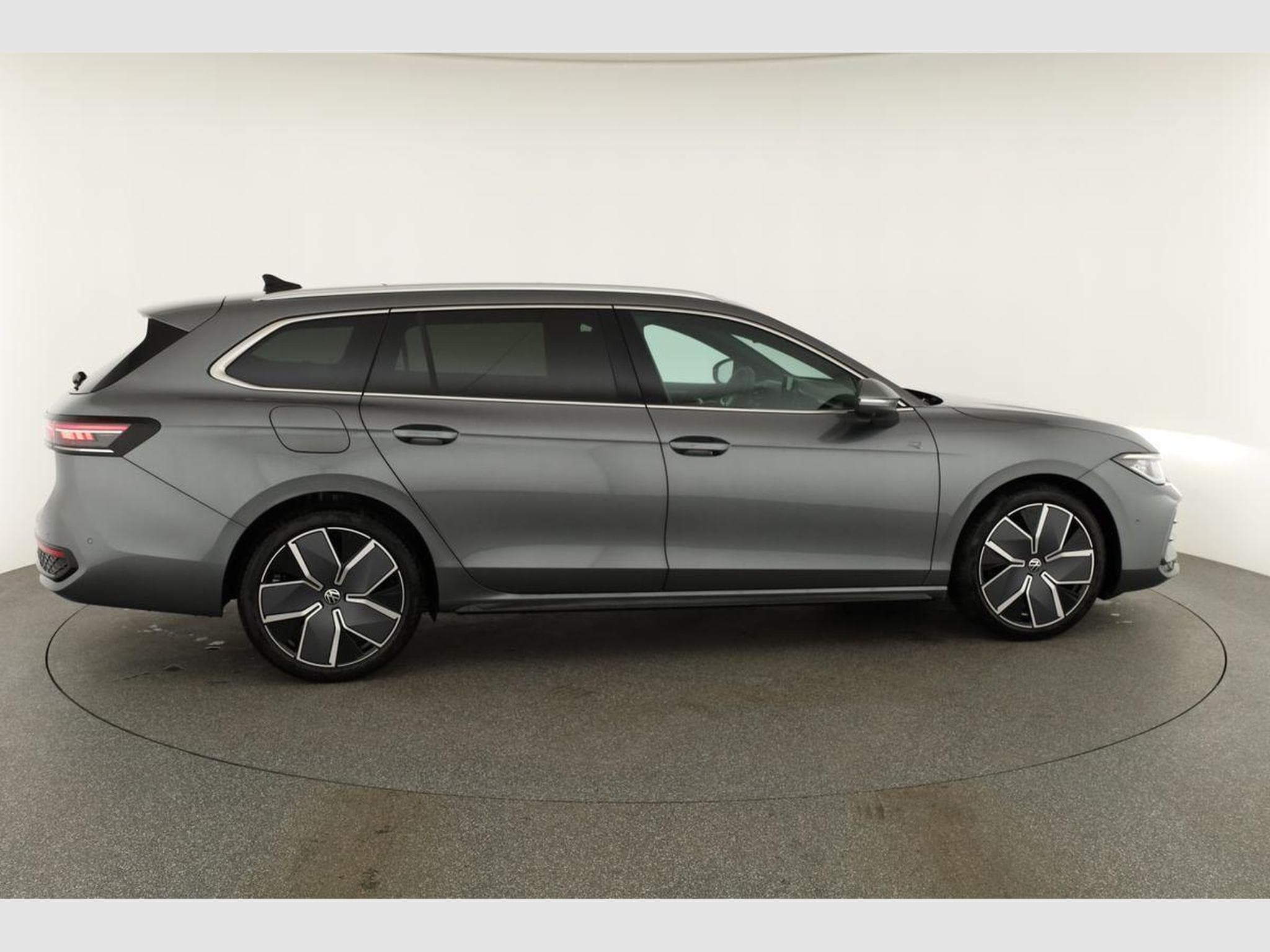 VW Passat Variant 2.0 TDI 142 kW 4Motion R-Line (2026) - Photo 22