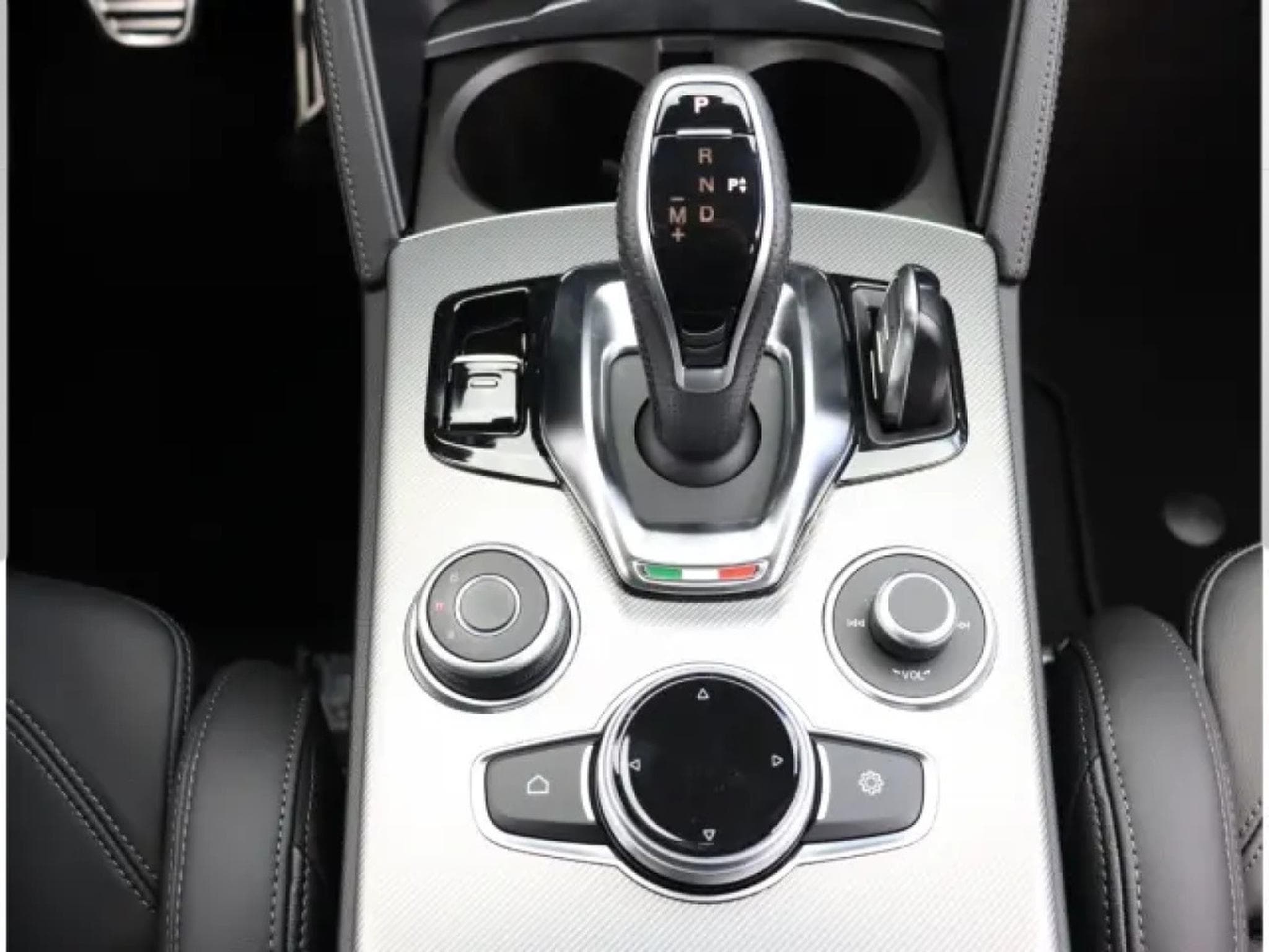 Alfa-Romeo Stelvio VELOCE 2.2 DIESEL (2026) - Photo 23