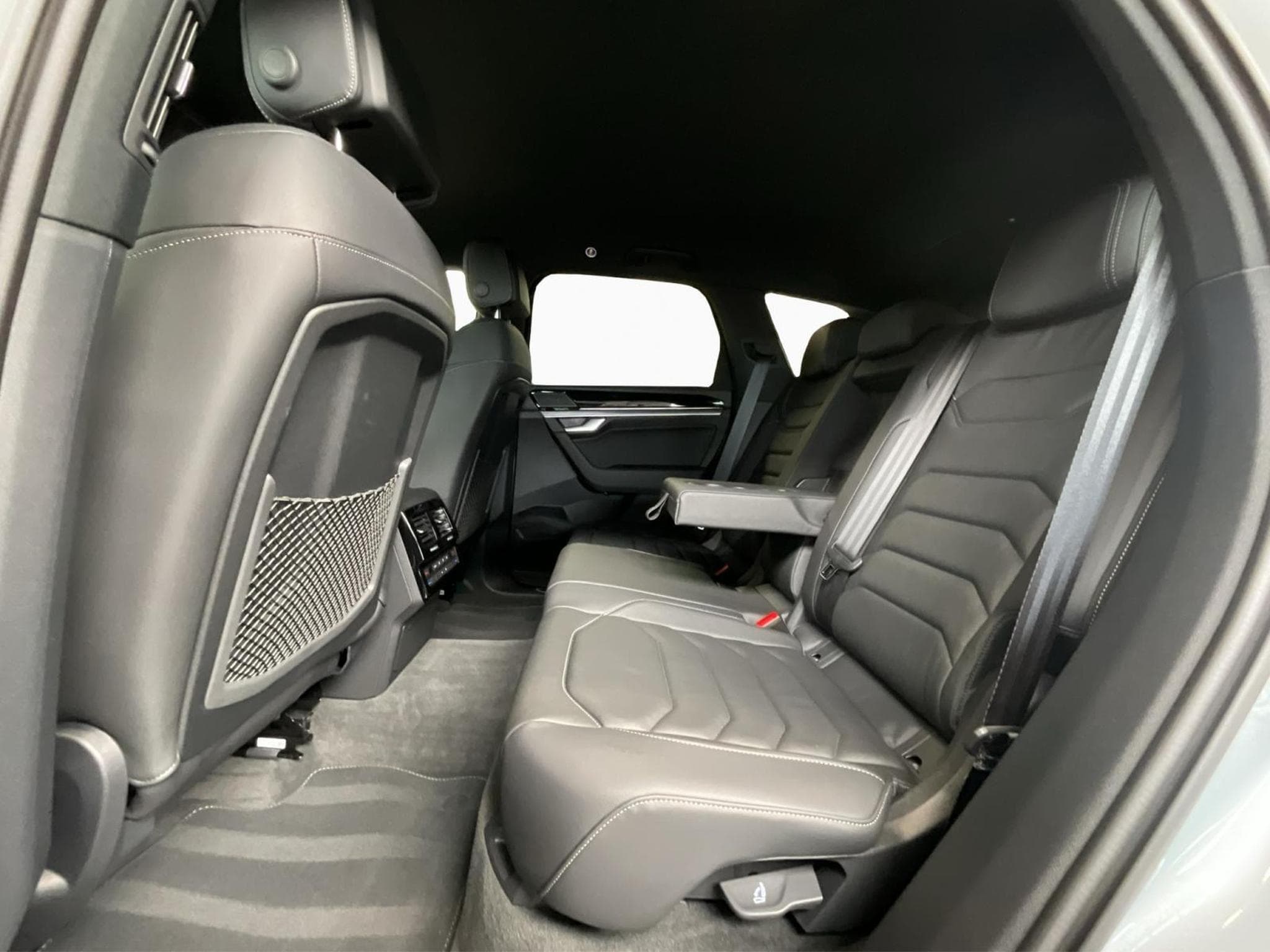 VW Touareg R-Line+TipTronic+V6+4Motion+AHK (2025) - Photo 17