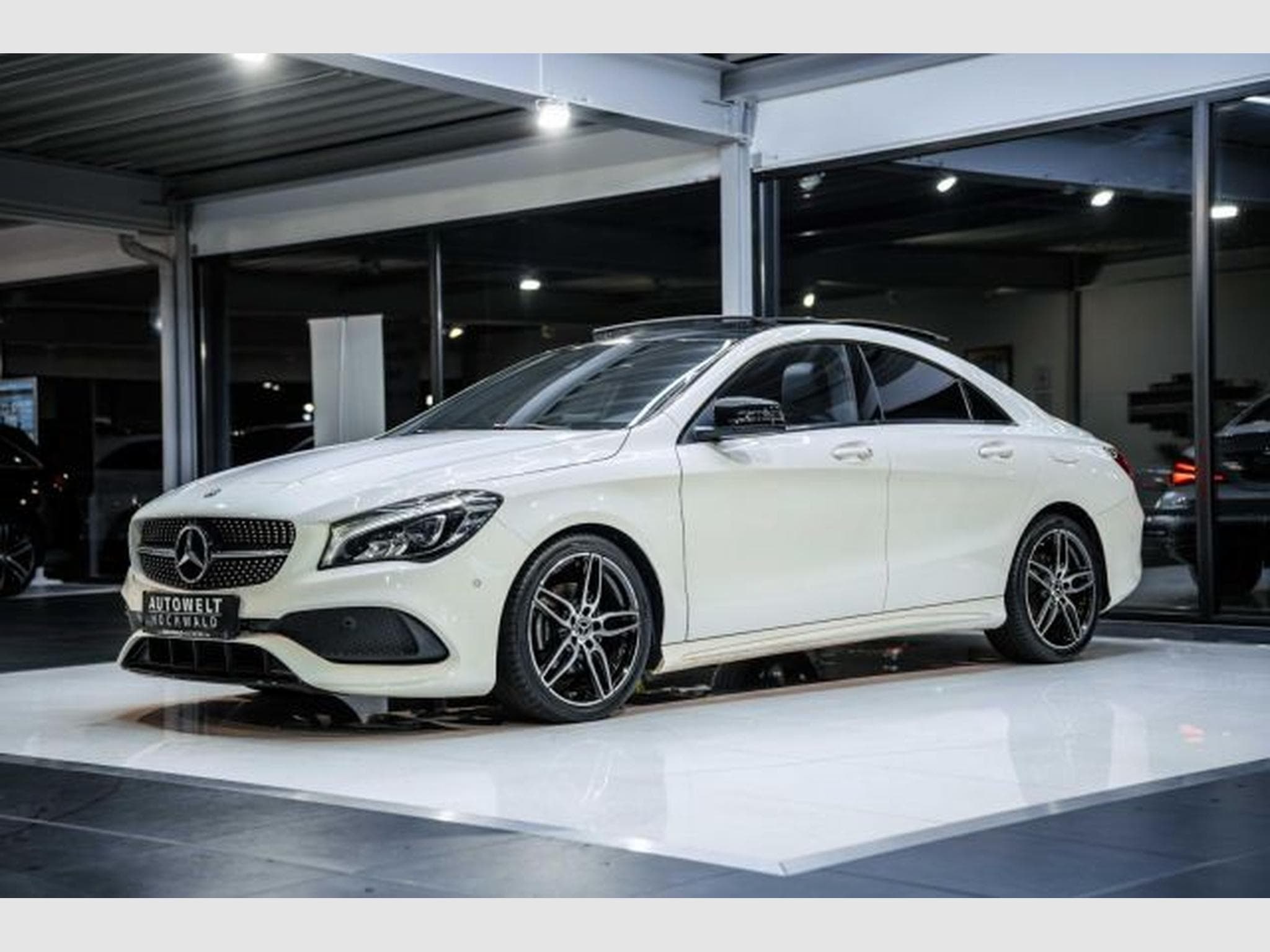 Mercedes CLA 200 CLA 200 AMG-Line Autom. NAVI LED RFK PANO Night (2017) - Photo 4