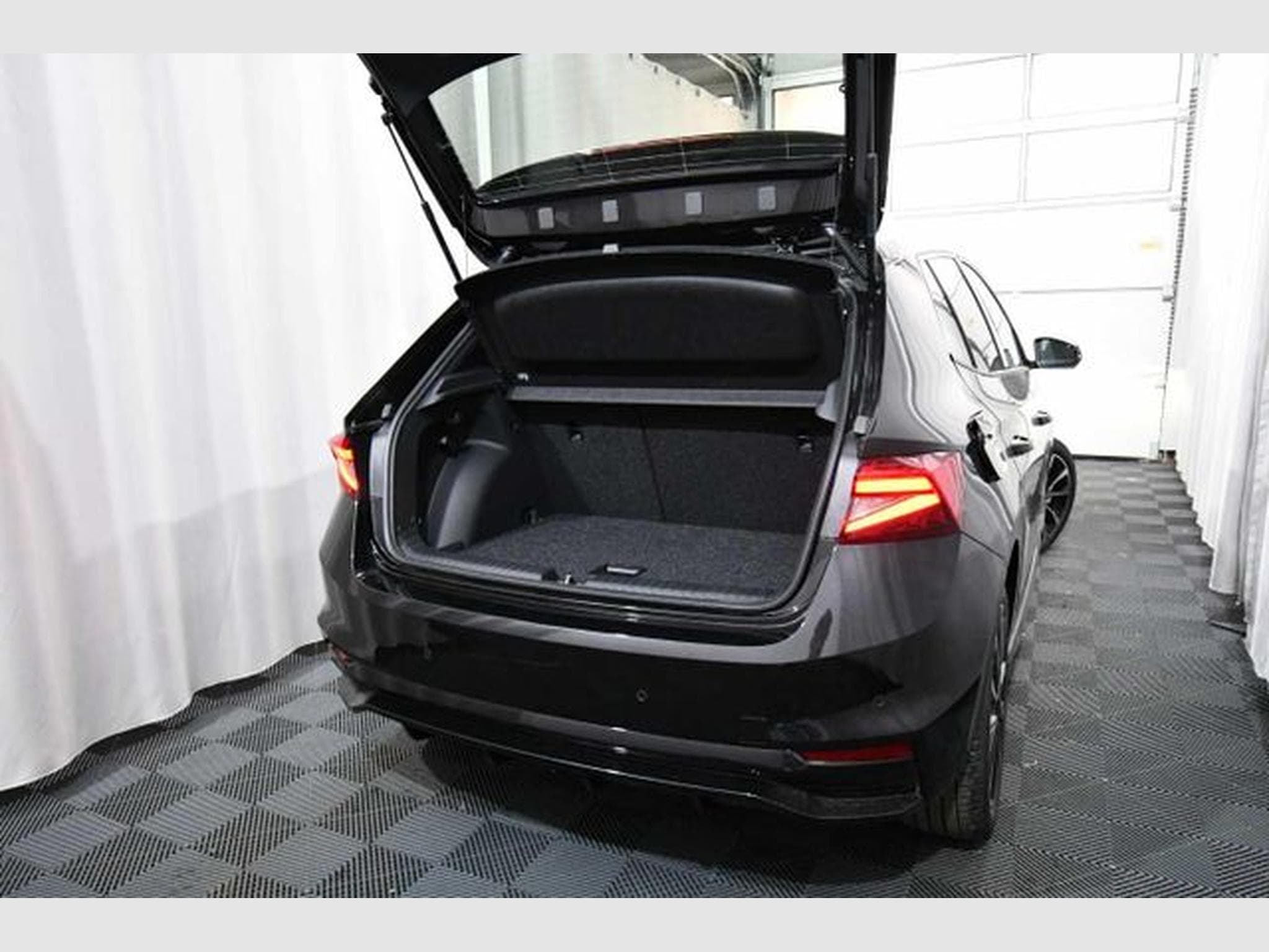 Skoda Fabia Fabia 1.5 TSI DSG Monte Carlo - Kamera, Navi, SH (2025) - Photo 5
