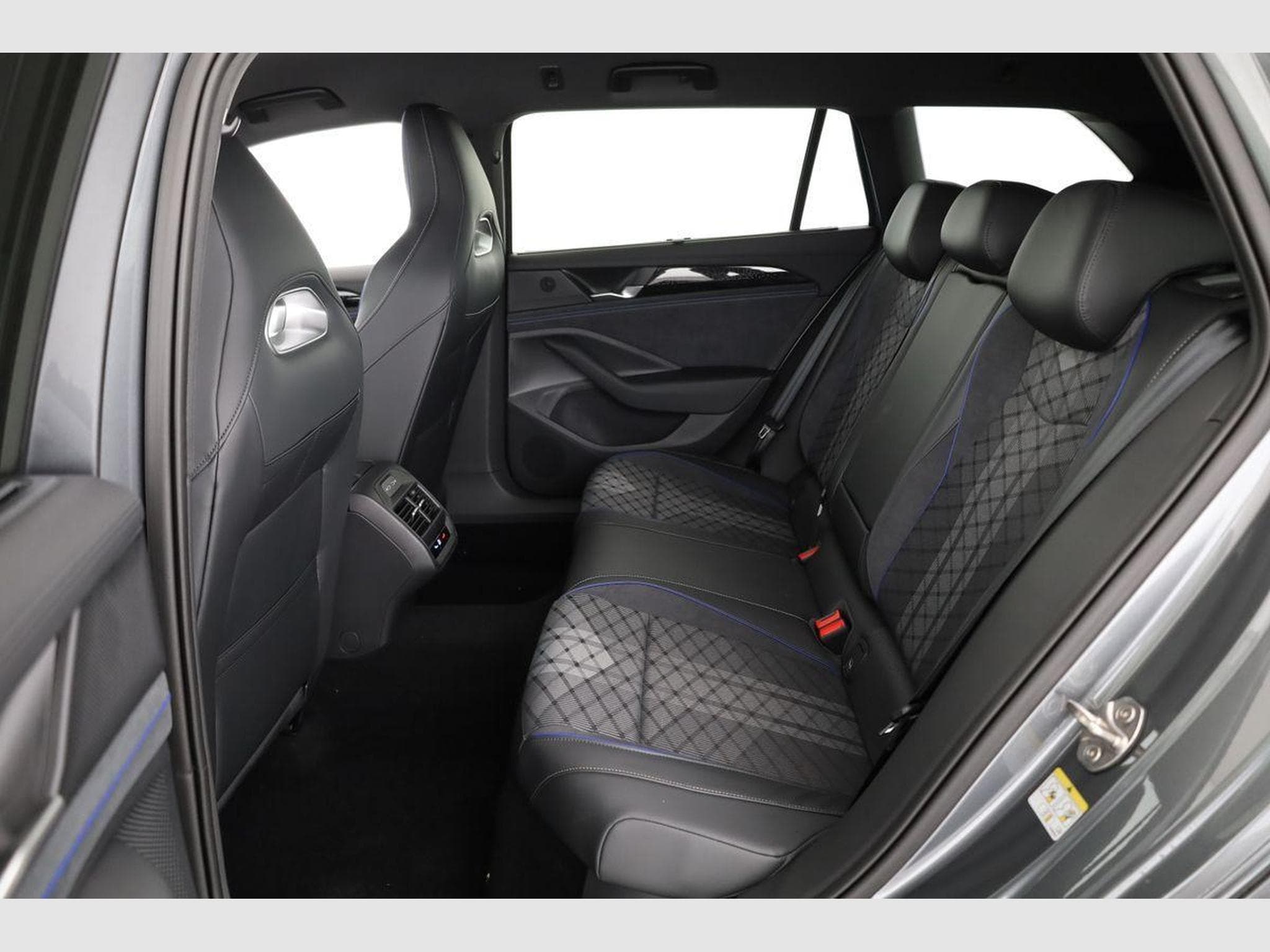 VW Passat Variant 2.0 TSI 195 kW 4Motion R-Line (2026) - Photo 10