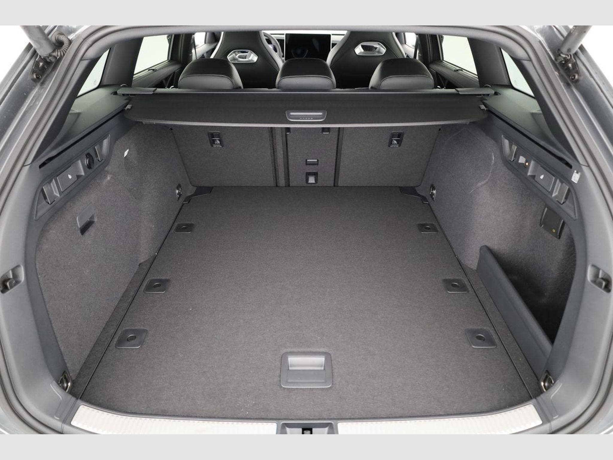 VW Passat Variant 2.0 TSI 195 kW 4Motion R-Line (2026) - Photo 11