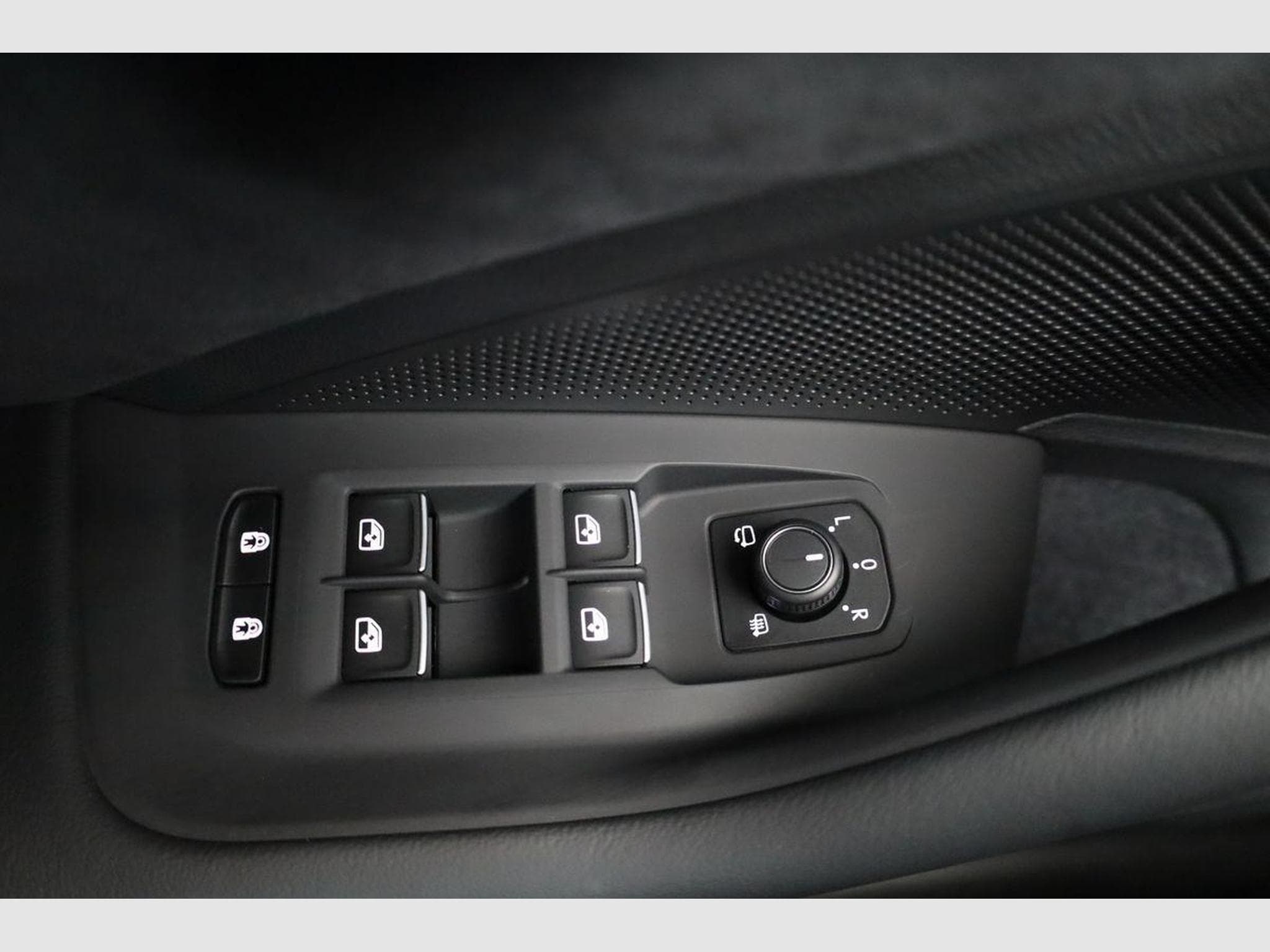 VW Passat Variant 2.0 TSI 195 kW 4Motion R-Line (2026) - Photo 7