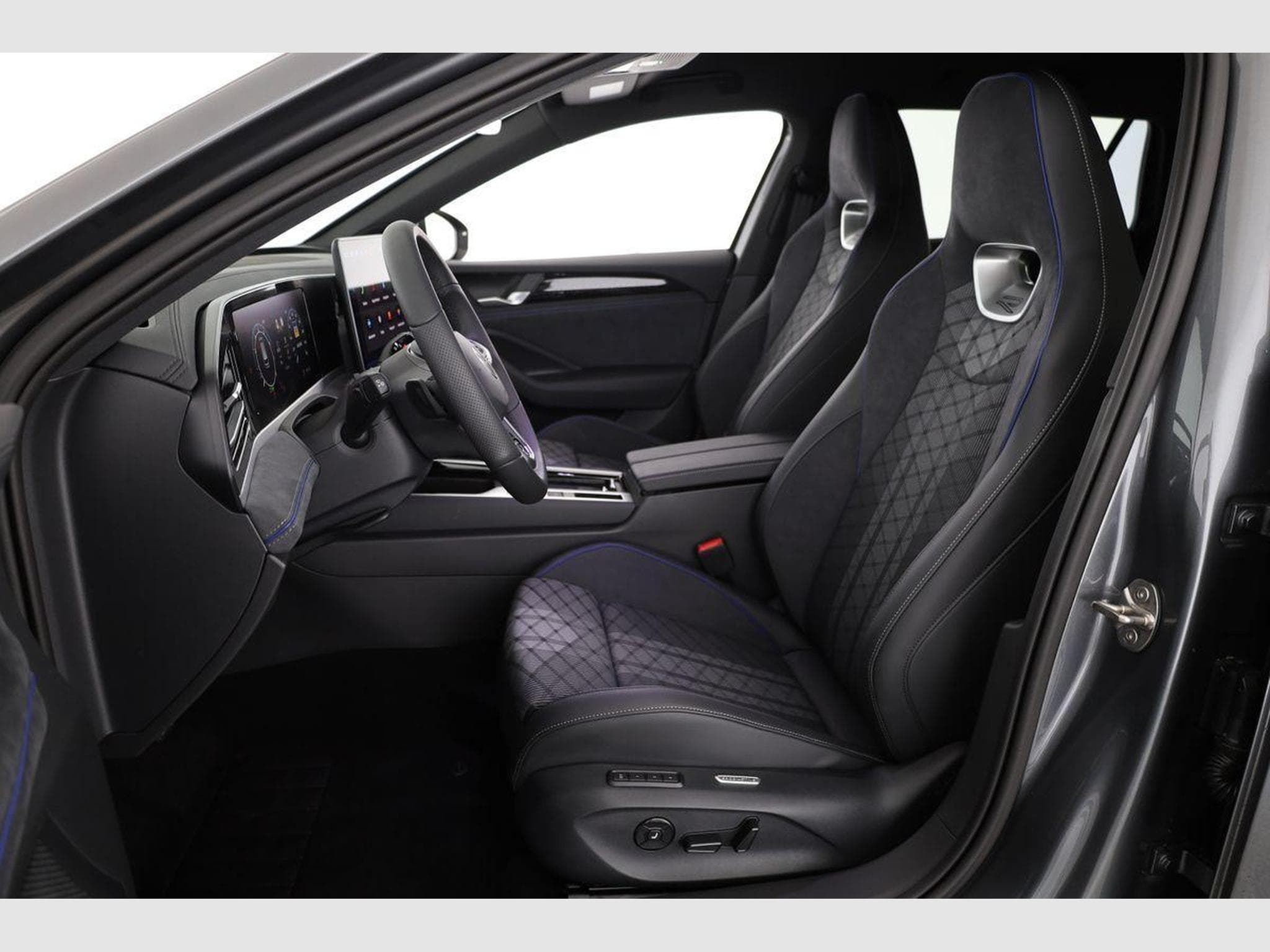 VW Passat Variant 2.0 TSI 195 kW 4Motion R-Line (2026) - Photo 9