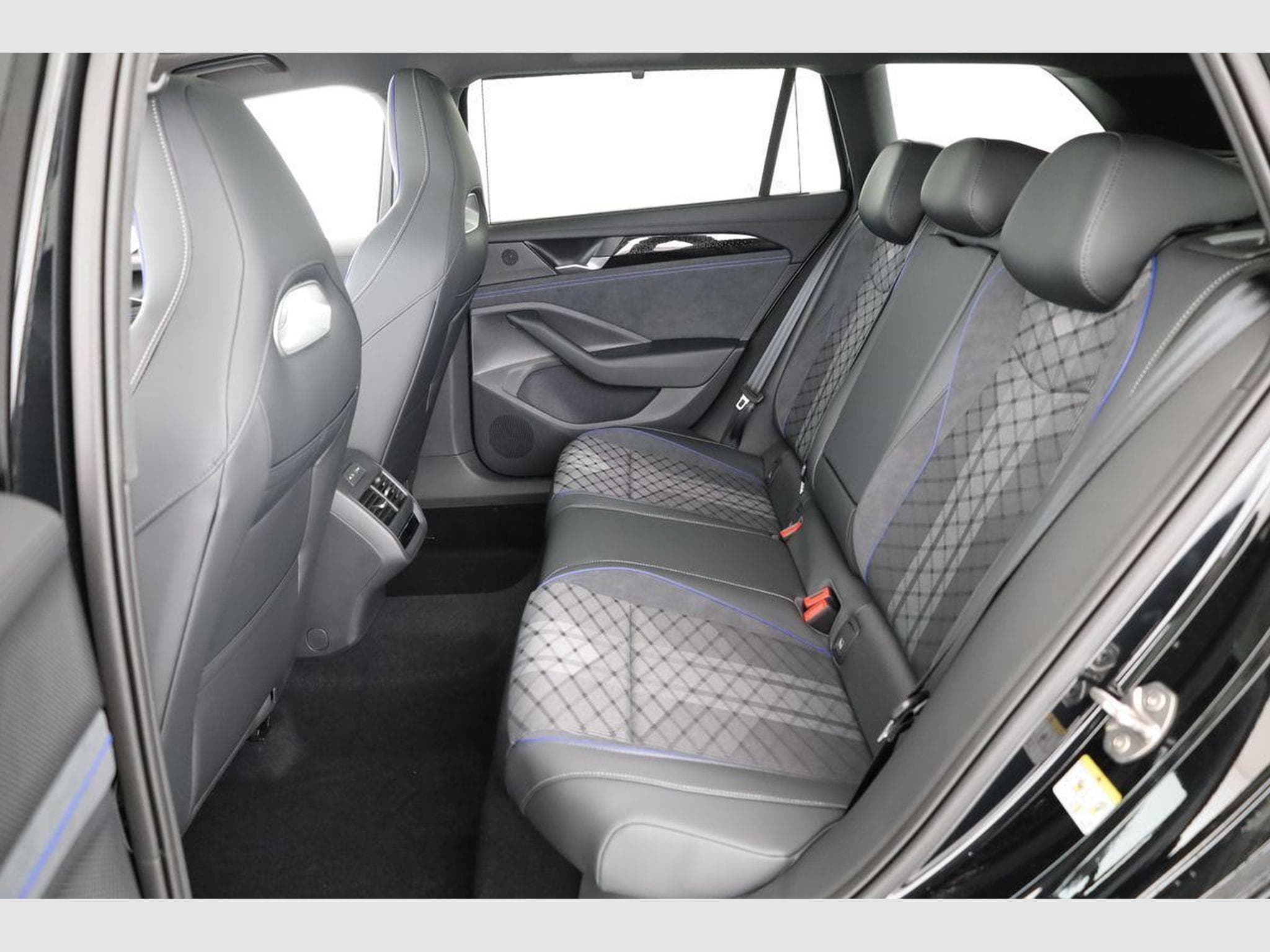VW Passat Variant 2.0 TDI 142 kW 4Motion R-Line (2026) - Photo 11