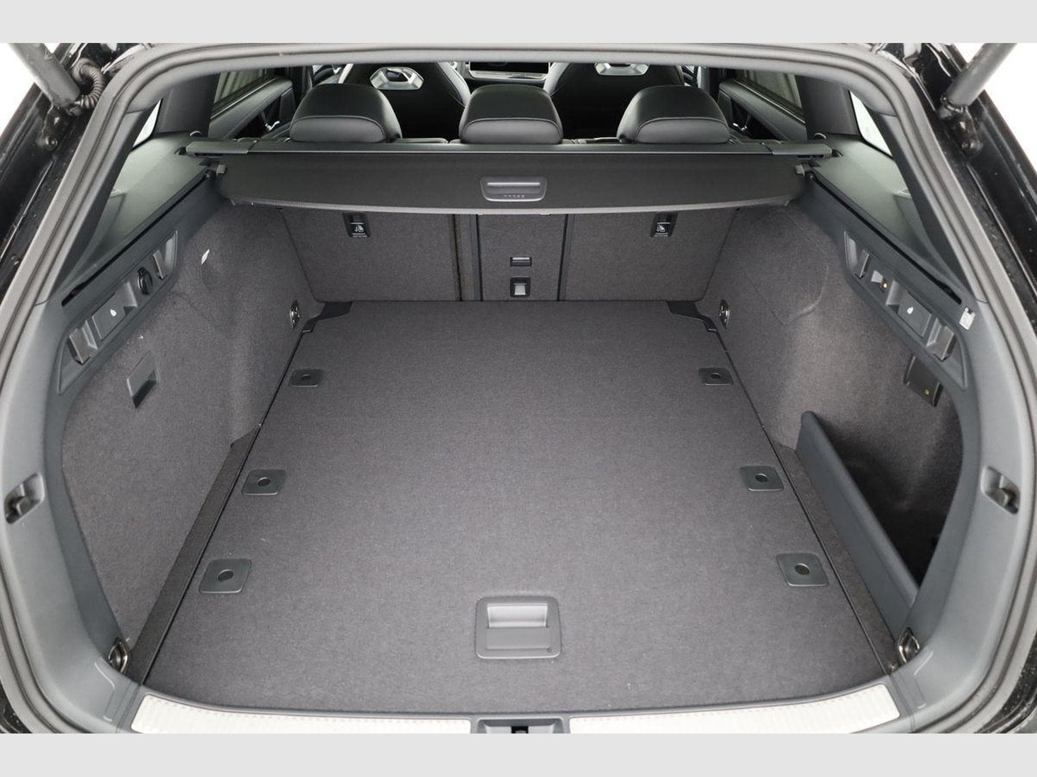 VW Passat Variant 2.0 TDI 142 kW 4Motion R-Line (2026) - Photo 12
