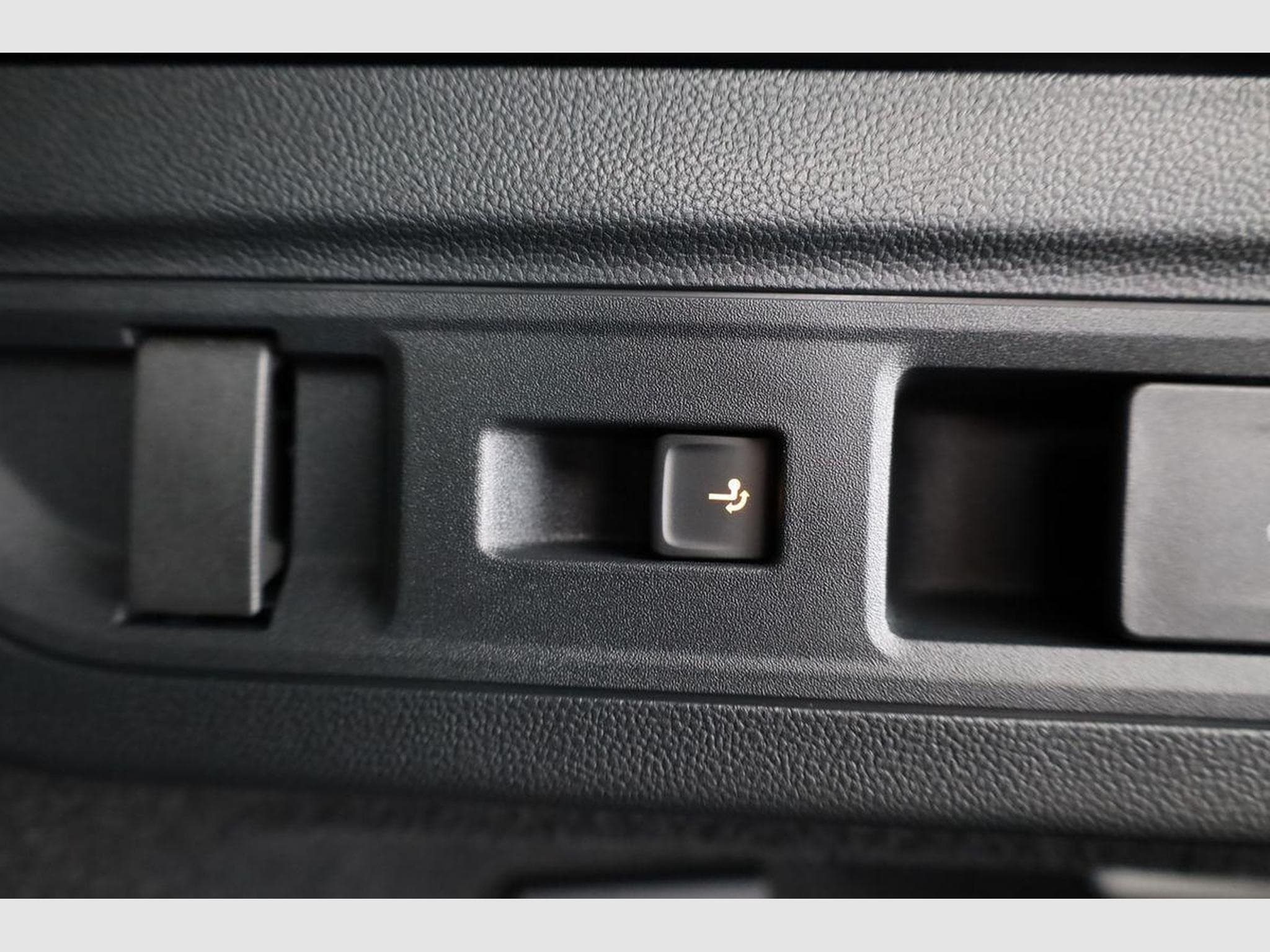 VW Passat Variant 2.0 TDI 142 kW 4Motion R-Line (2026) - Photo 13