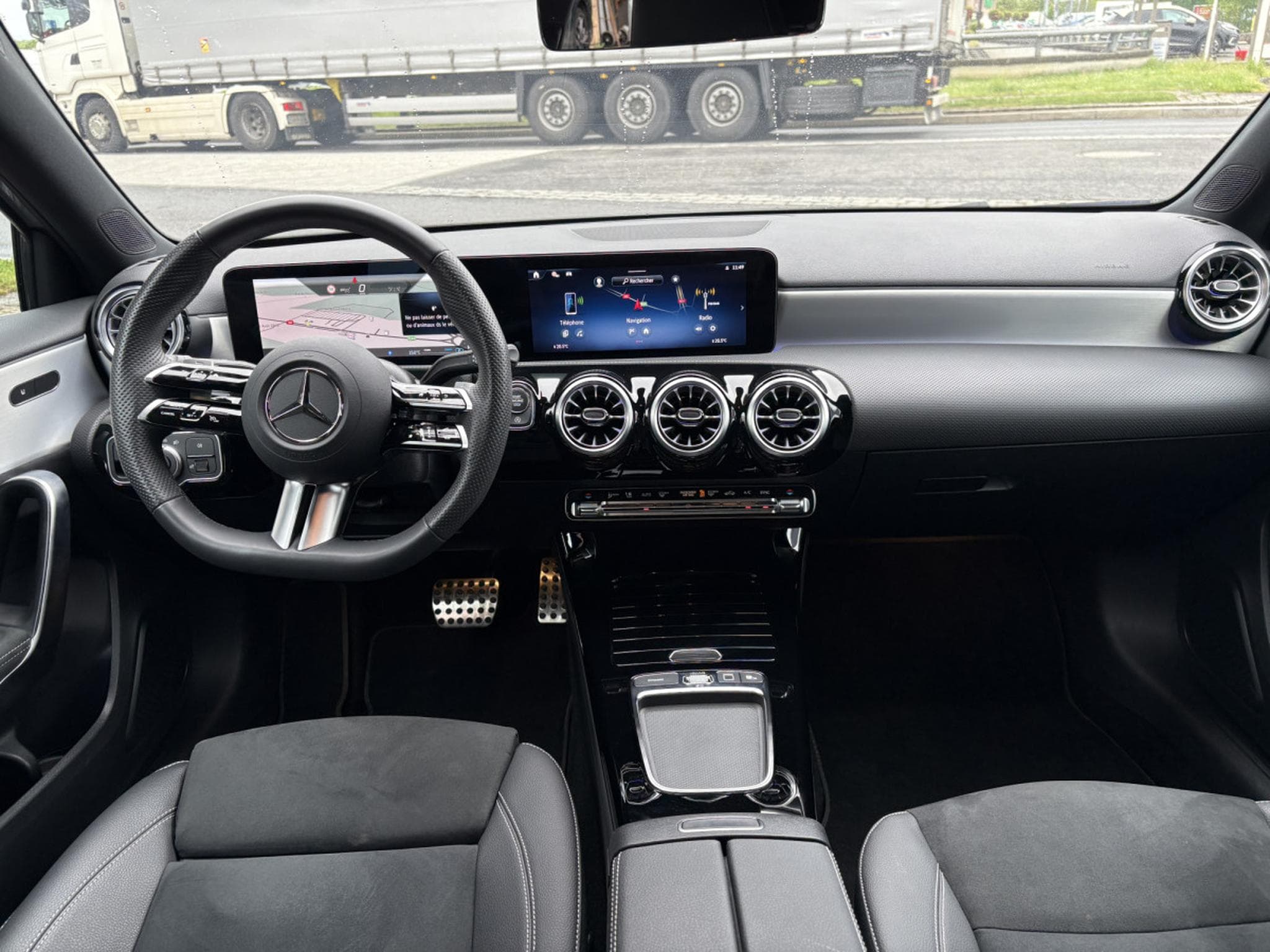 Mercedes A 200 163CV AMG LINE  * GARANTIE CONSTRUCTEUR * (2025) - Photo 3