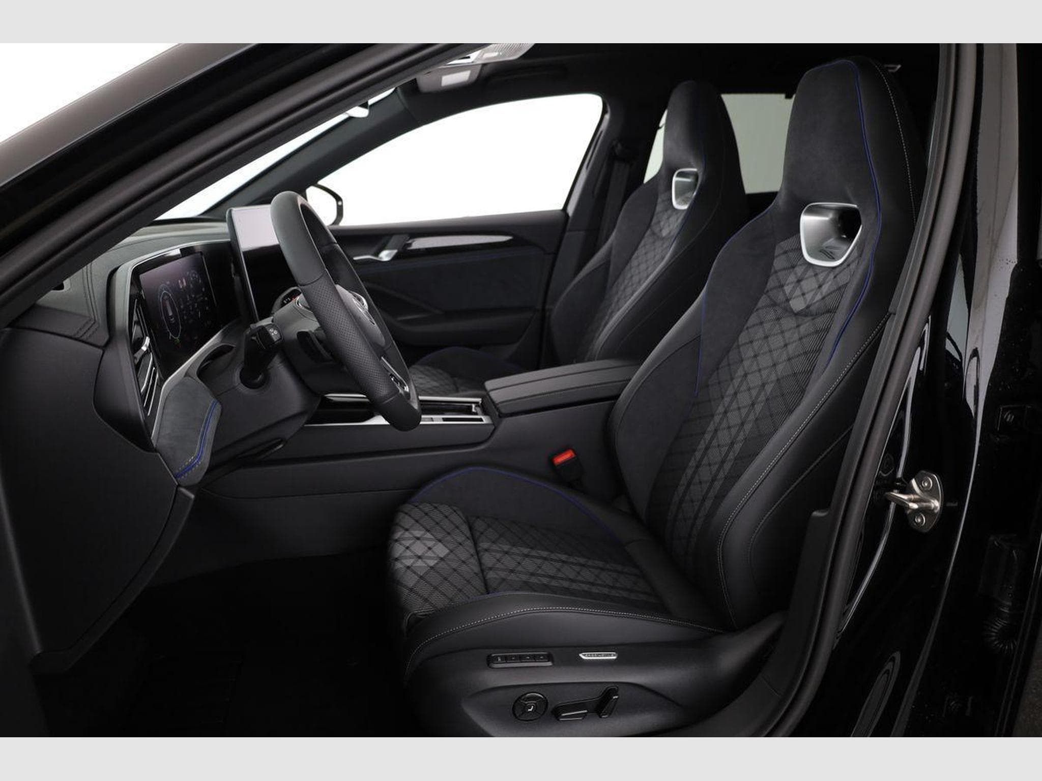 VW Passat Variant 2.0 TDI 142 kW 4Motion R-Line (2026) - Photo 10