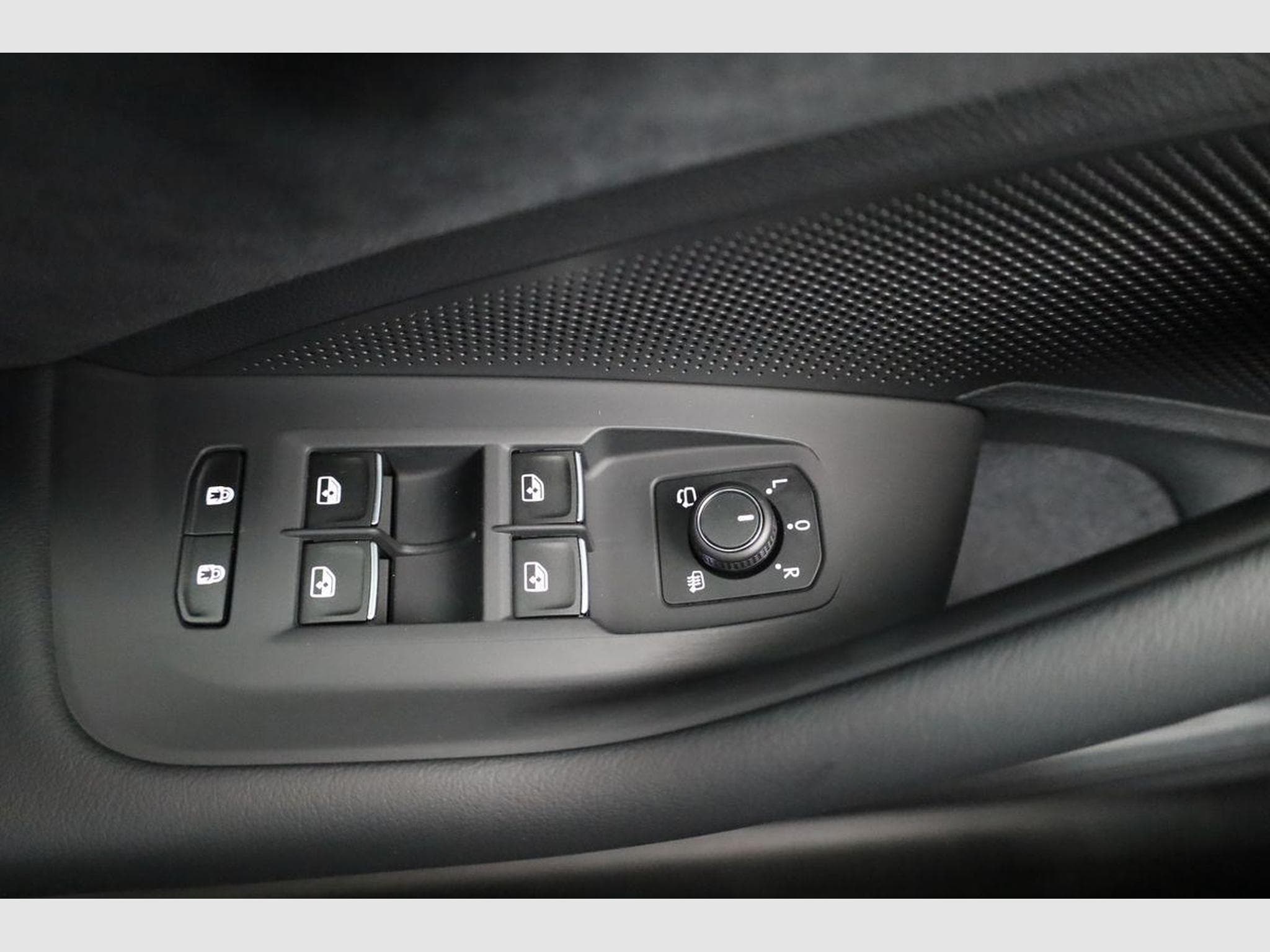 VW Passat Variant 2.0 TDI 142 kW 4Motion R-Line (2026) - Photo 7