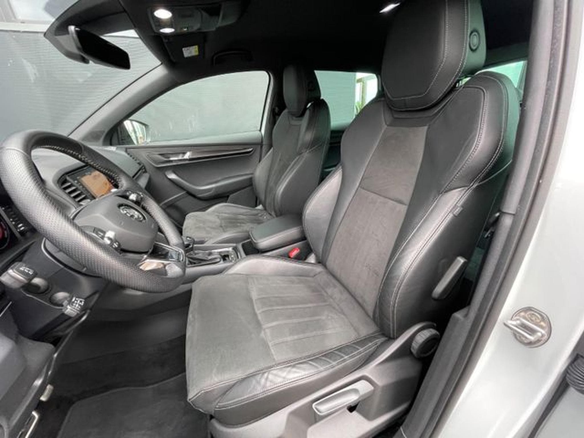 Skoda Karoq Karoq 2,0TSi Sportline 4x4 19" AHK 360° Keyless (2021) - Photo 10