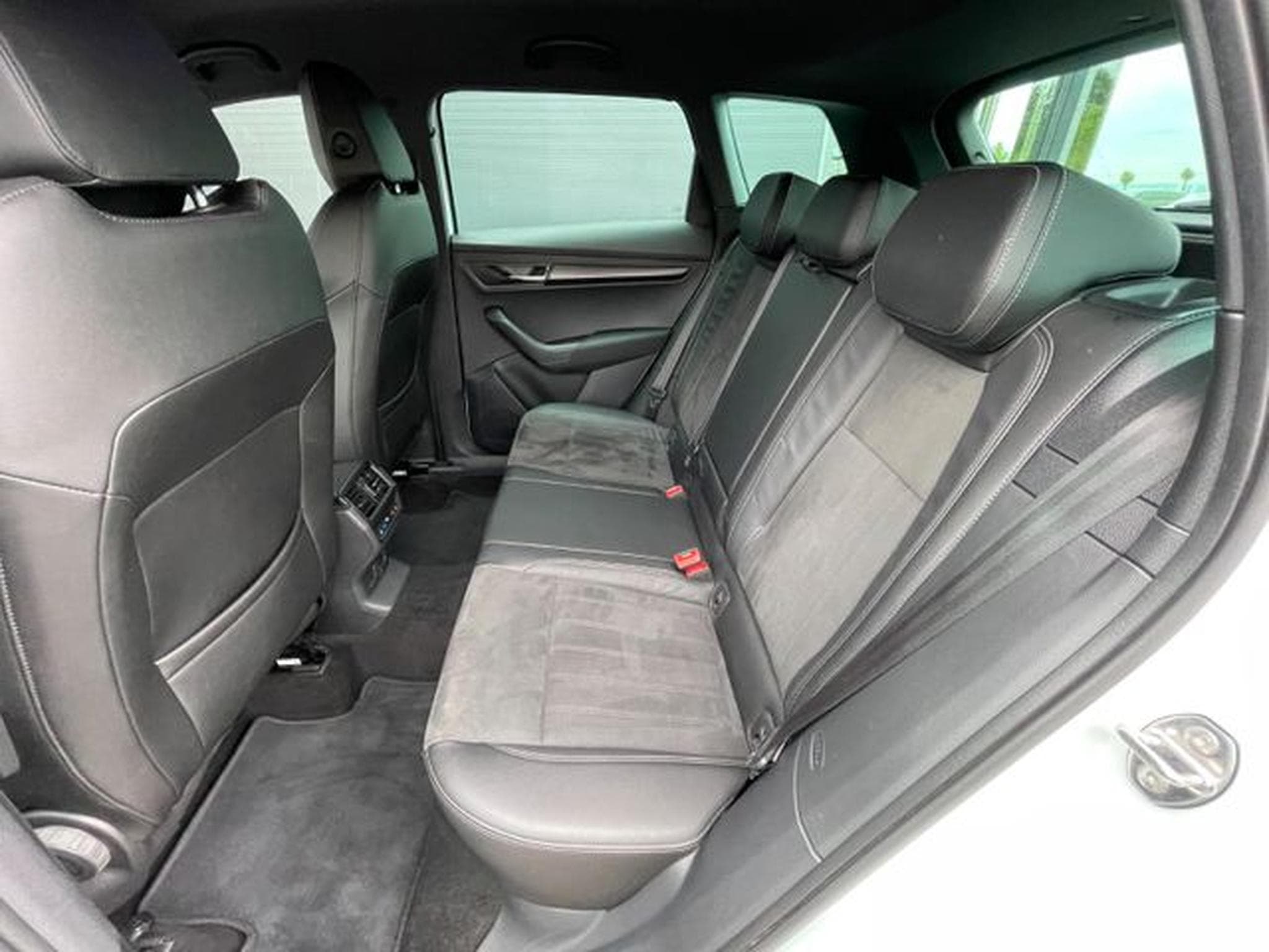 Skoda Karoq Karoq 2,0TSi Sportline 4x4 19" AHK 360° Keyless (2021) - Photo 12