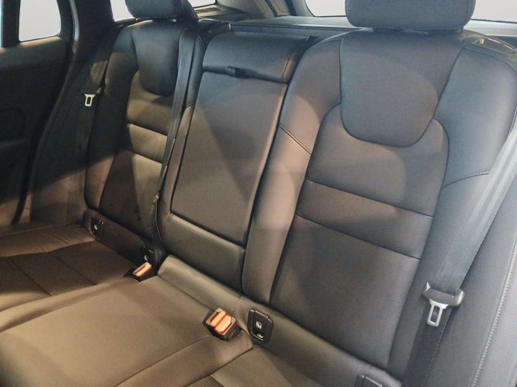 Volvo V60 B4 Plus Dark / Diesel (2023) - Photo 13
