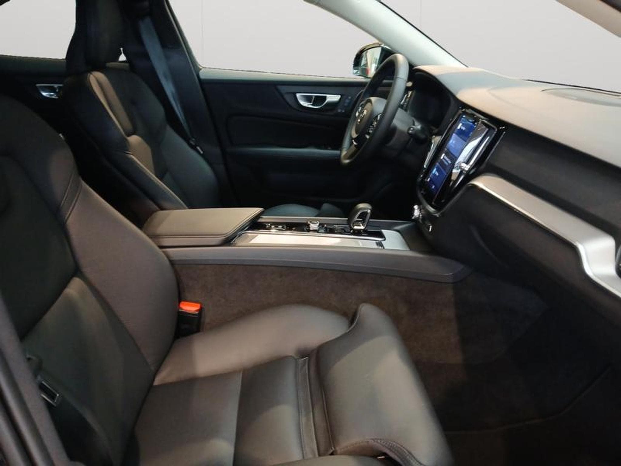 Volvo V60 B4 Plus Dark / Diesel (2023) - Photo 15