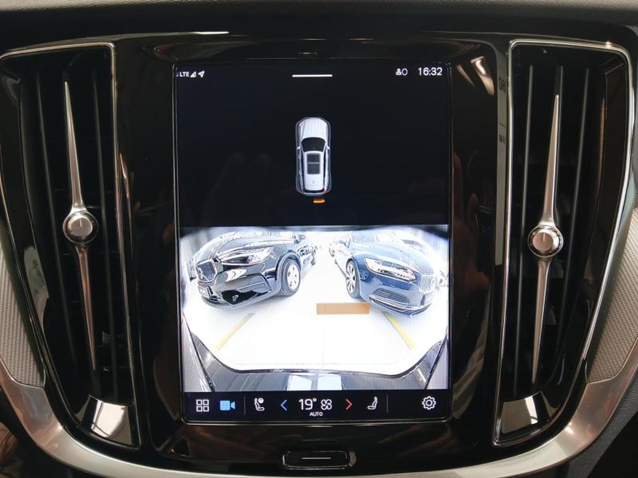 Volvo V60 B4 Plus Dark / Diesel (2023) - Photo 17