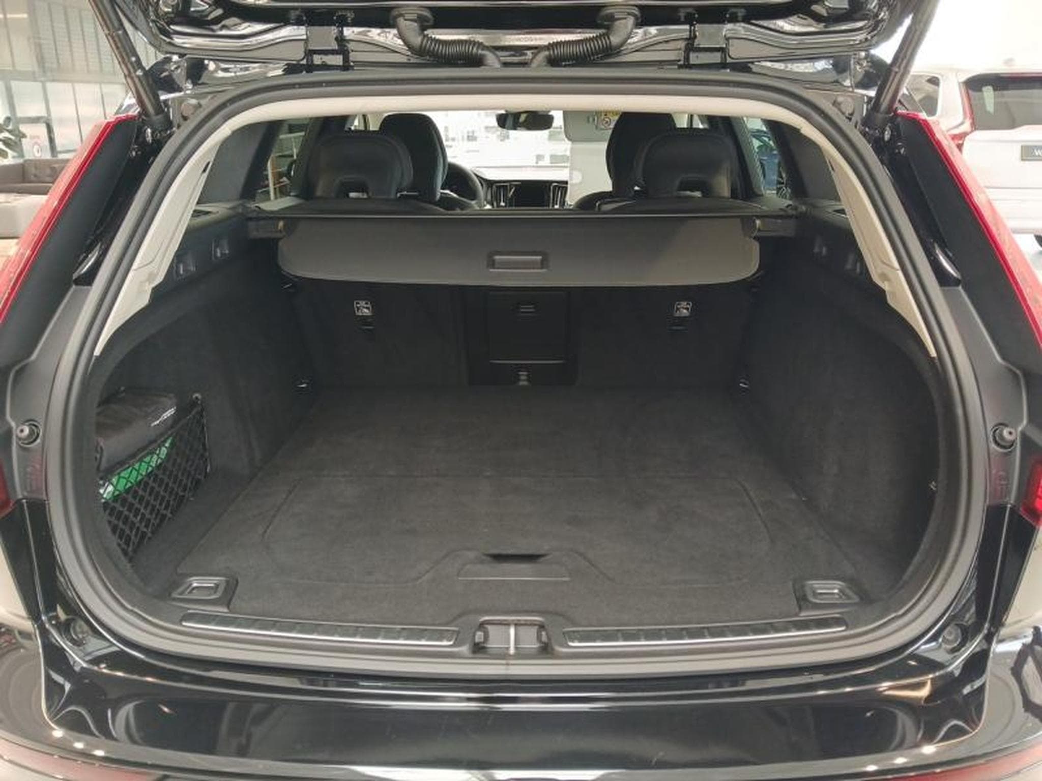 Volvo V60 B4 Plus Dark / Diesel (2023) - Photo 19