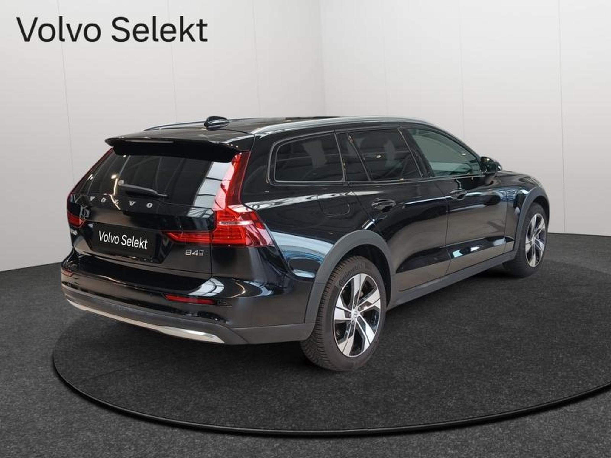 Volvo V60 B4 Plus Dark / Diesel (2023) - Photo 2