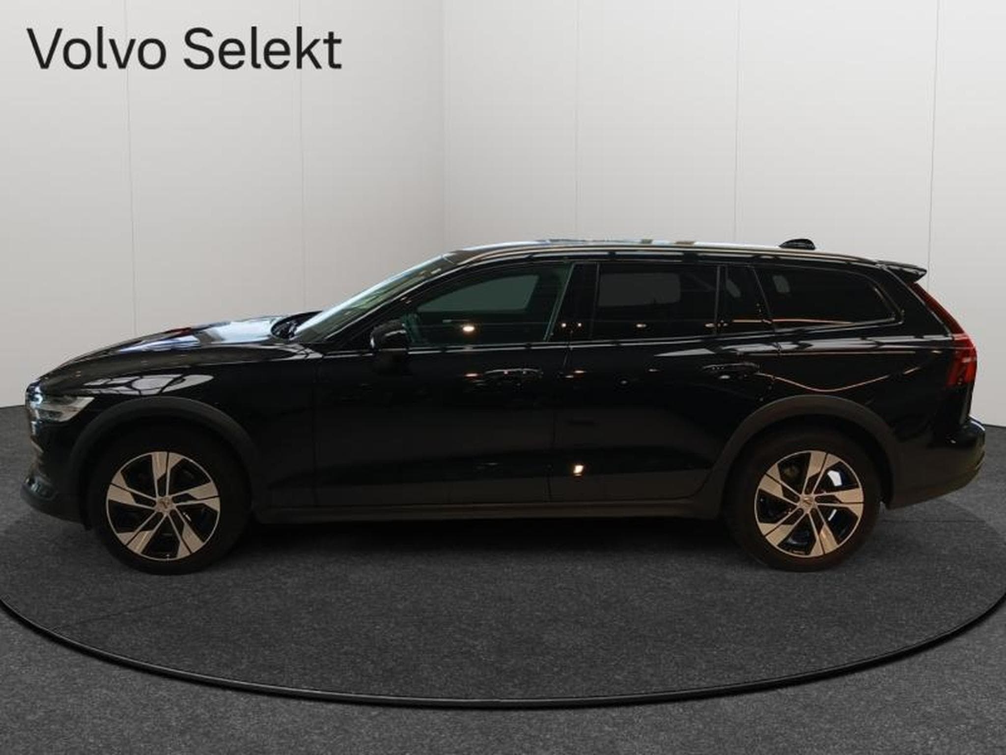 Volvo V60 B4 Plus Dark / Diesel (2023) - Photo 4