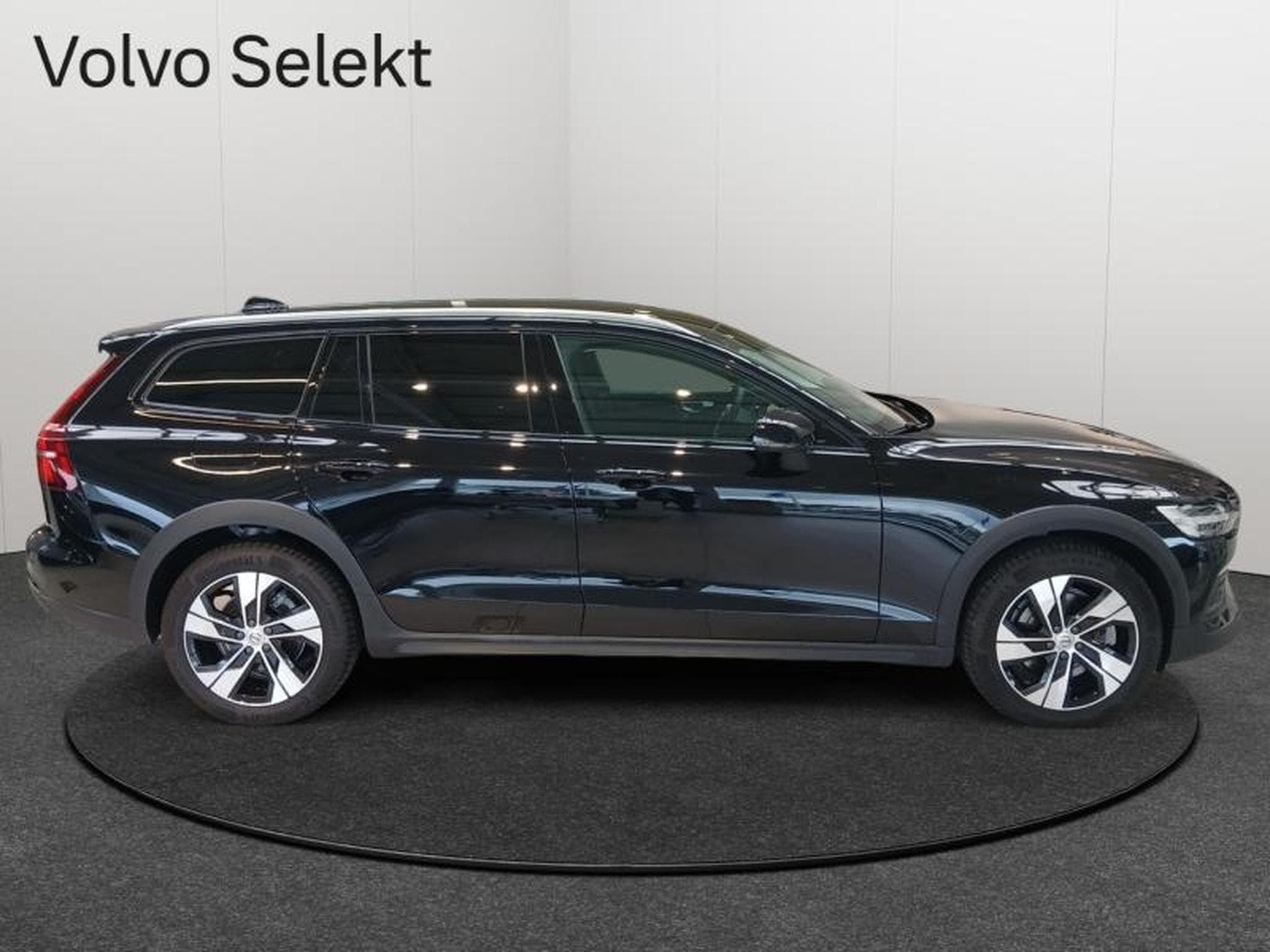 Volvo V60 B4 Plus Dark / Diesel (2023) - Photo 7
