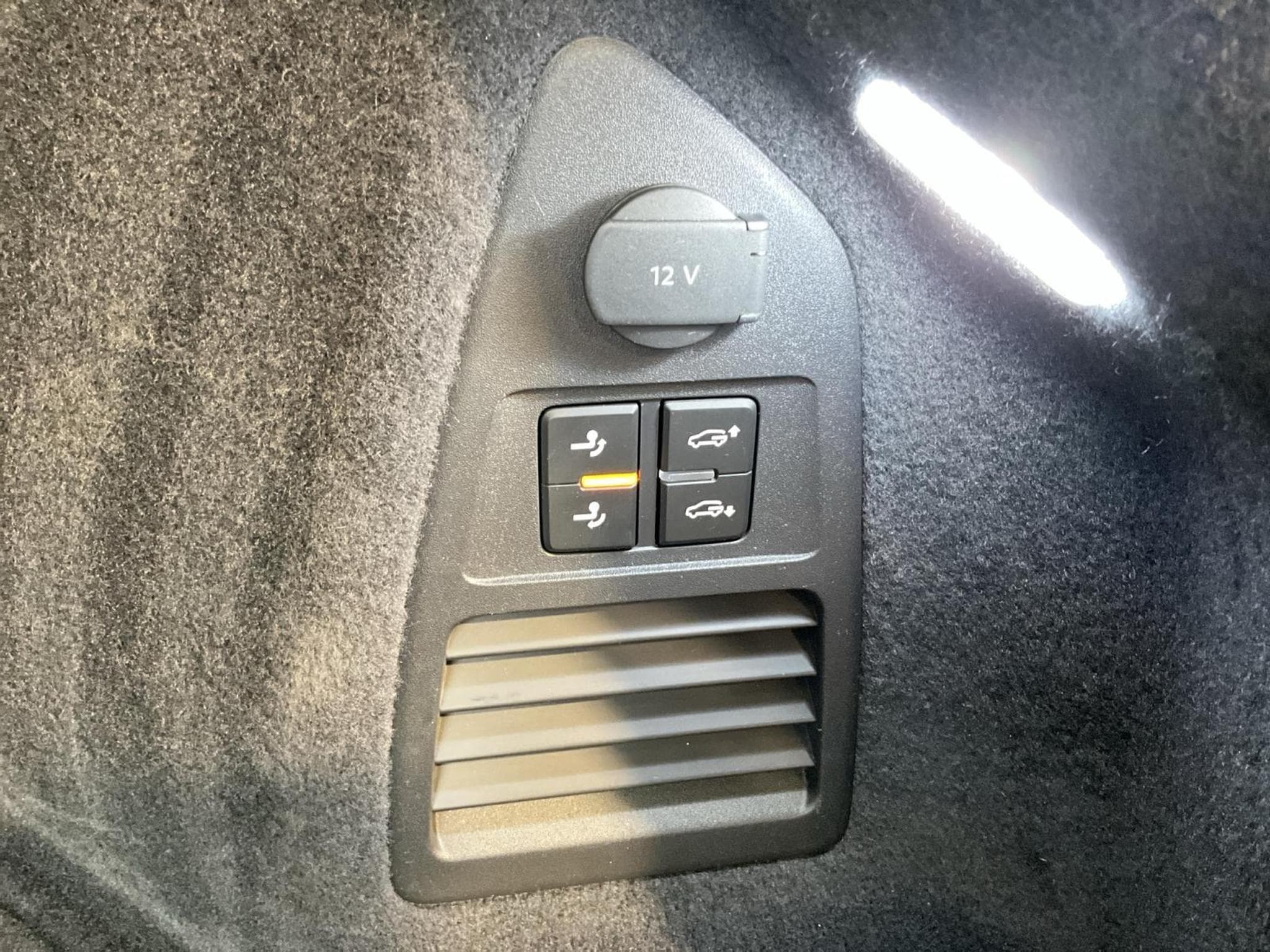 VW Touareg Elegance+V6+4M+Pano+AHK+Luft (2023) - Photo 20