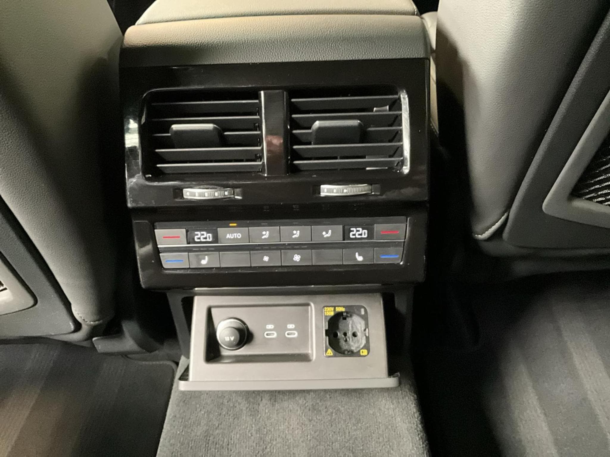VW Touareg Elegance+V6+4M+Pano+AHK+Luft (2023) - Photo 21