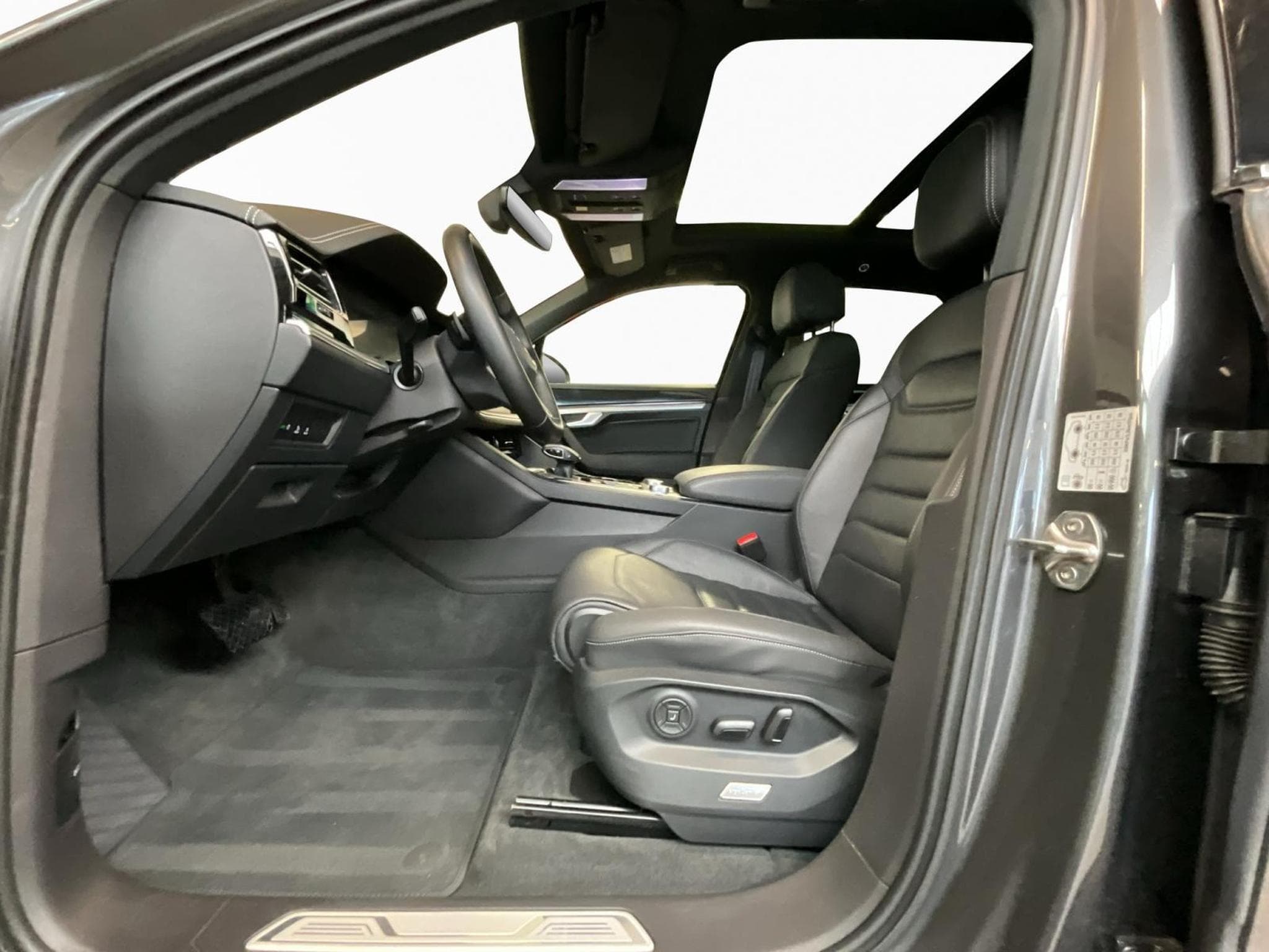 VW Touareg Elegance+V6+4M+Pano+AHK+Luft (2023) - Photo 9