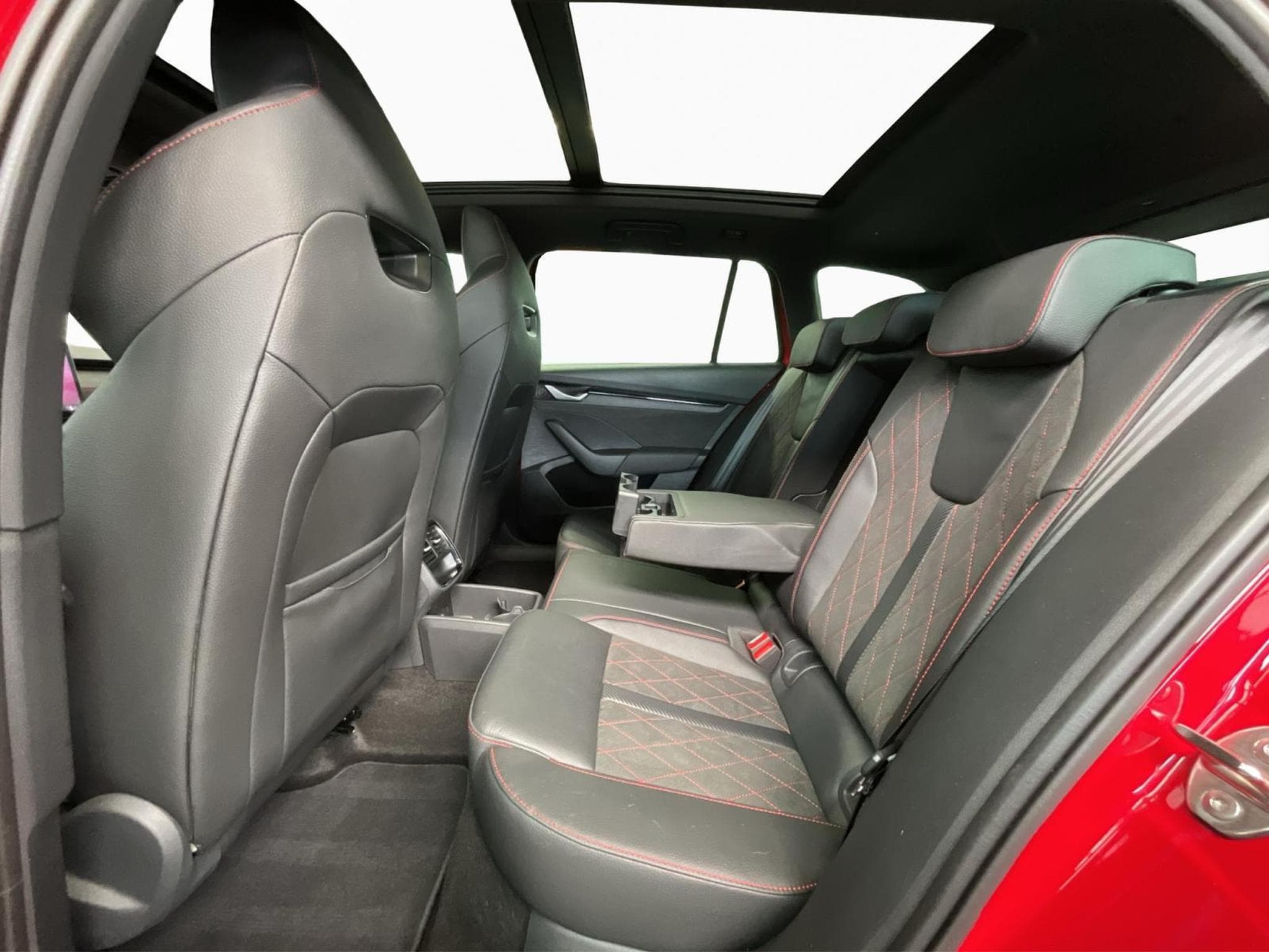 Skoda Octavia RS+DSG+Pano+AHK+Stand-H (2025) - Photo 16