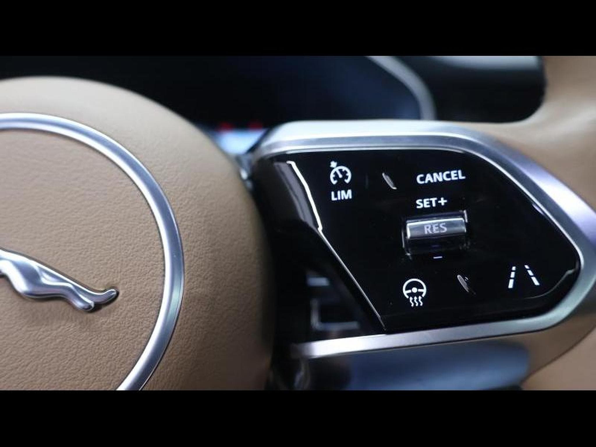 Jaguar F-Pace P400e SE (2022) - Photo 16