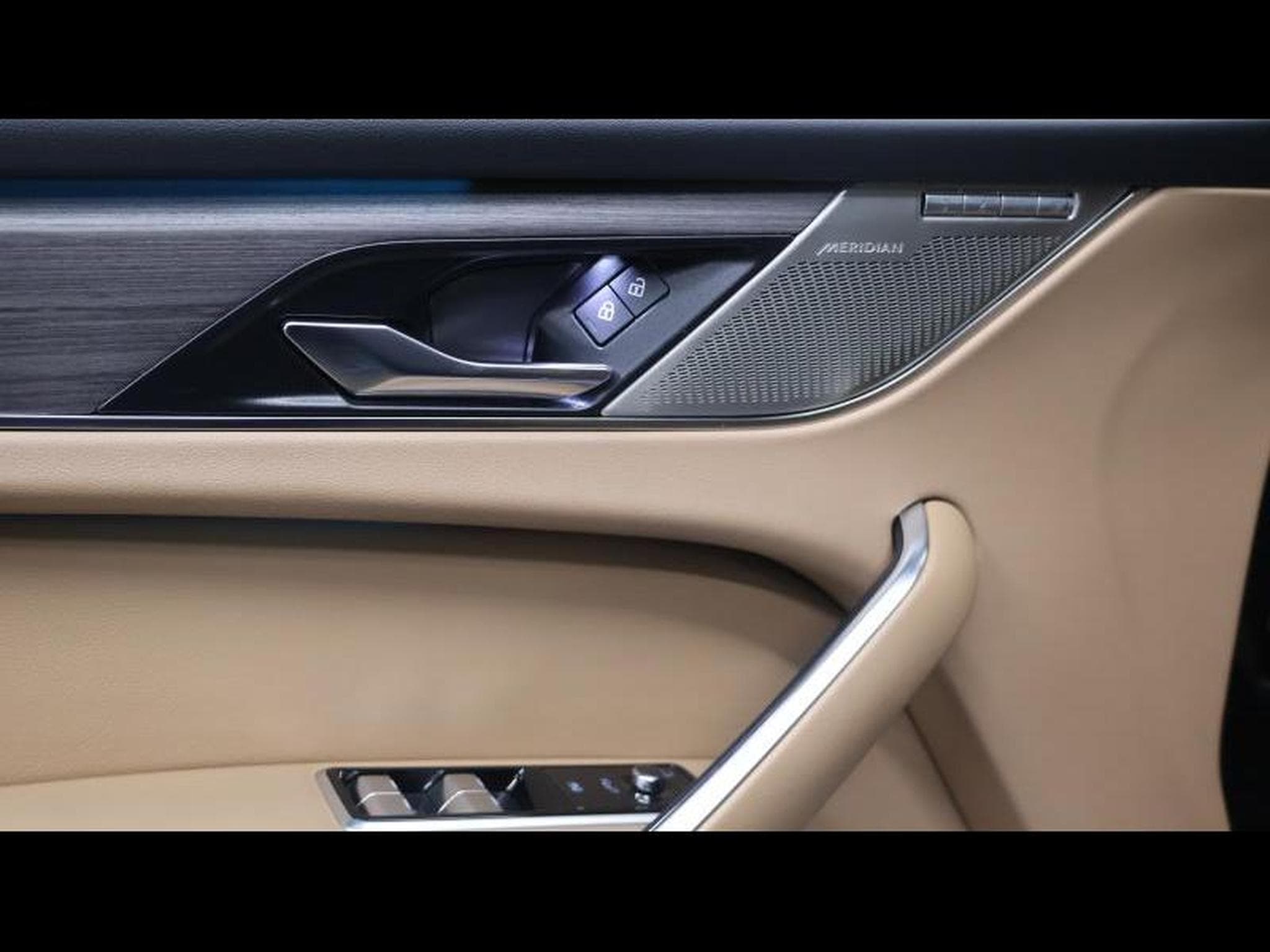 Jaguar F-Pace P400e SE (2022) - Photo 22
