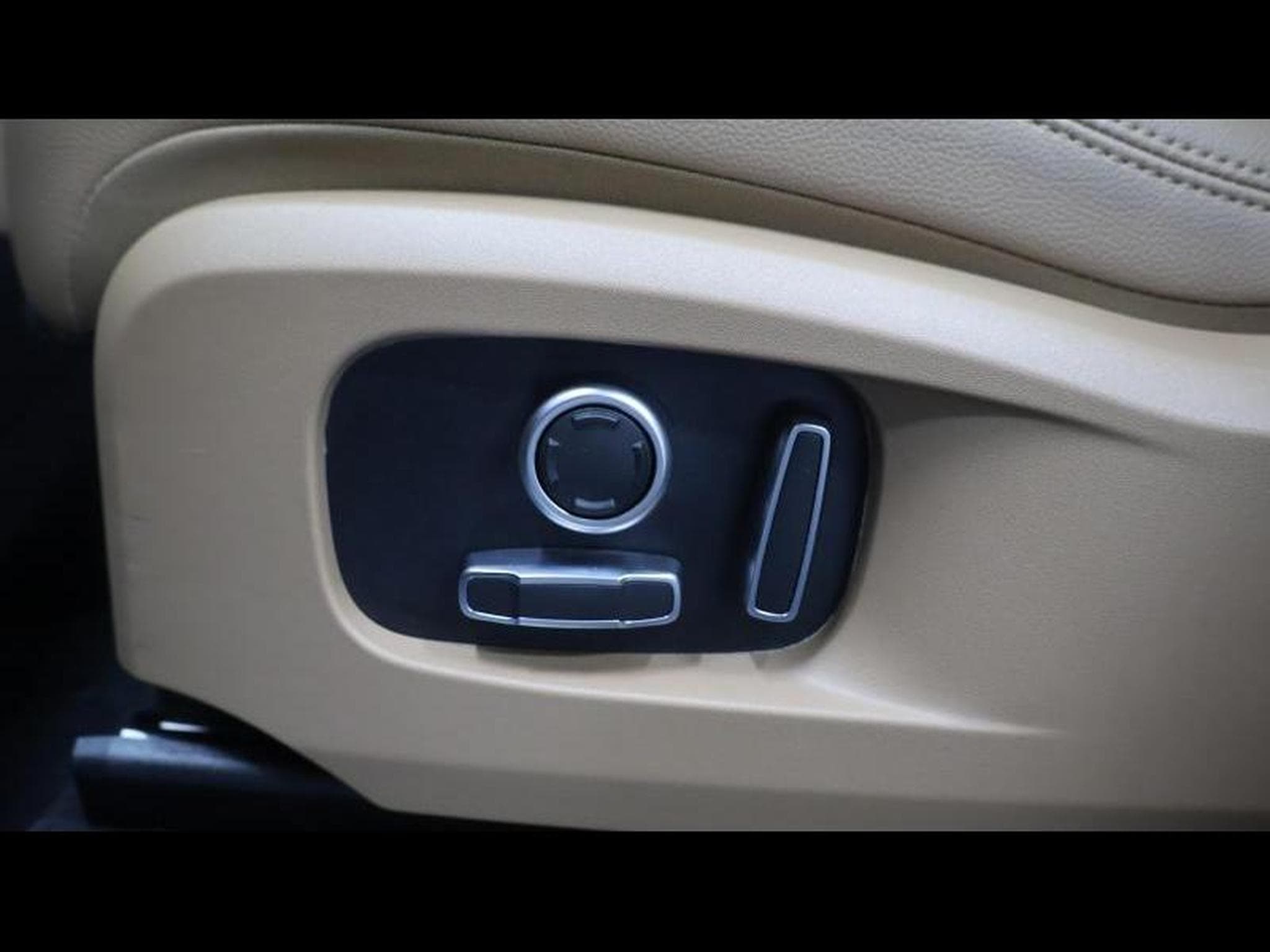 Jaguar F-Pace P400e SE (2022) - Photo 23