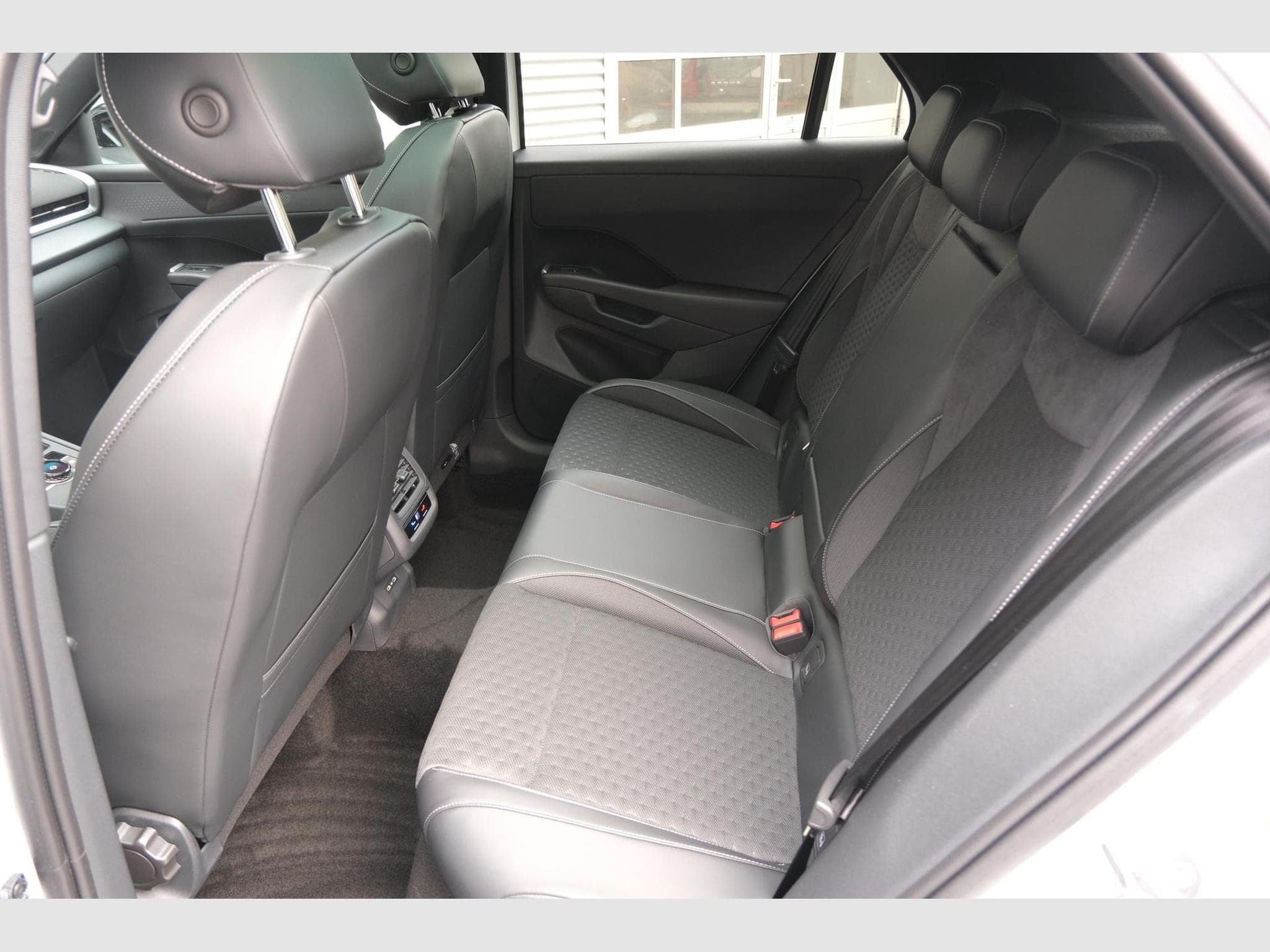 VW T-Roc 1.5 eTSI DSG (2026) - Photo 8
