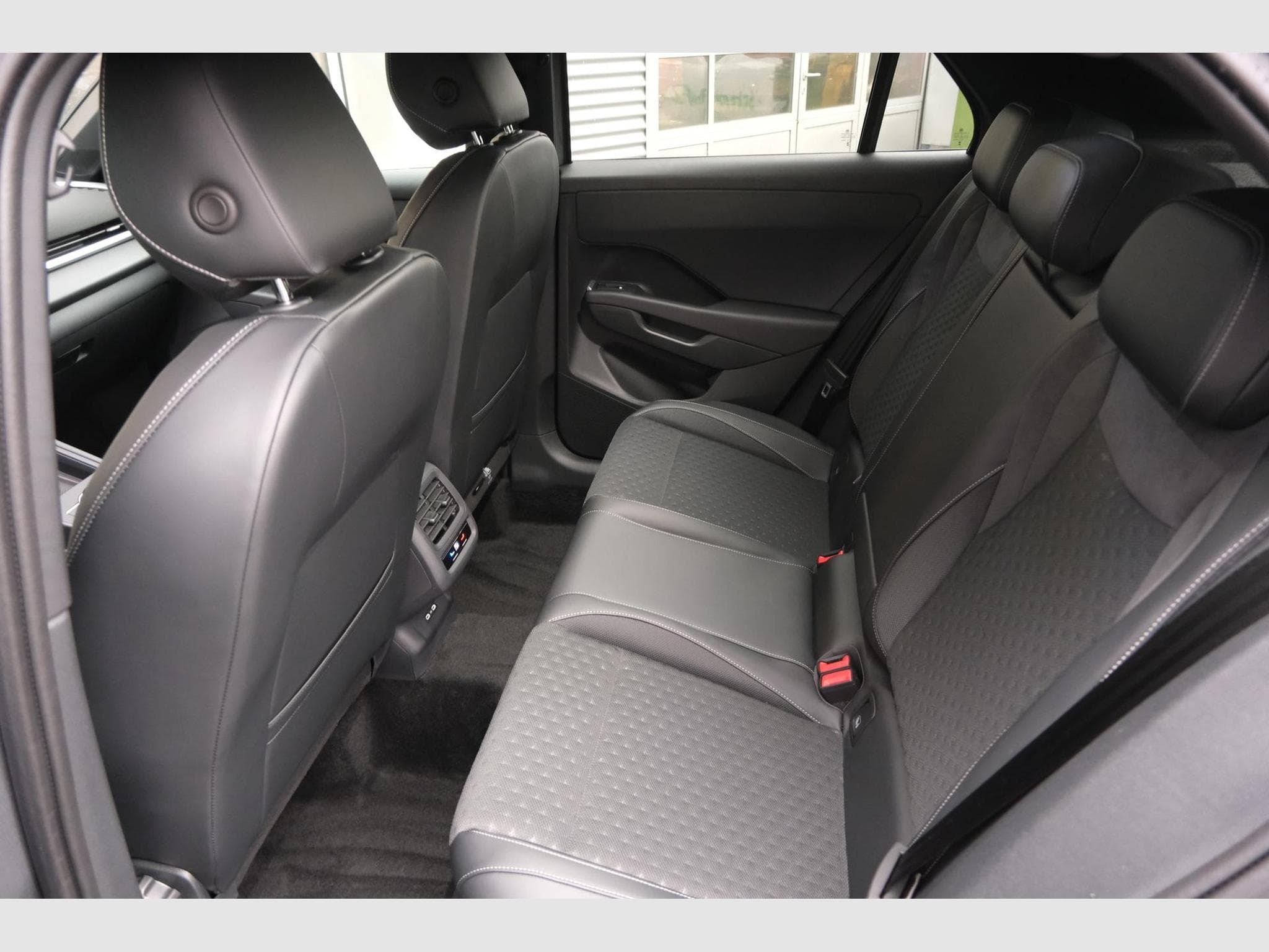 VW T-Roc 1.5 eTSI DSG (2026) - Photo 9