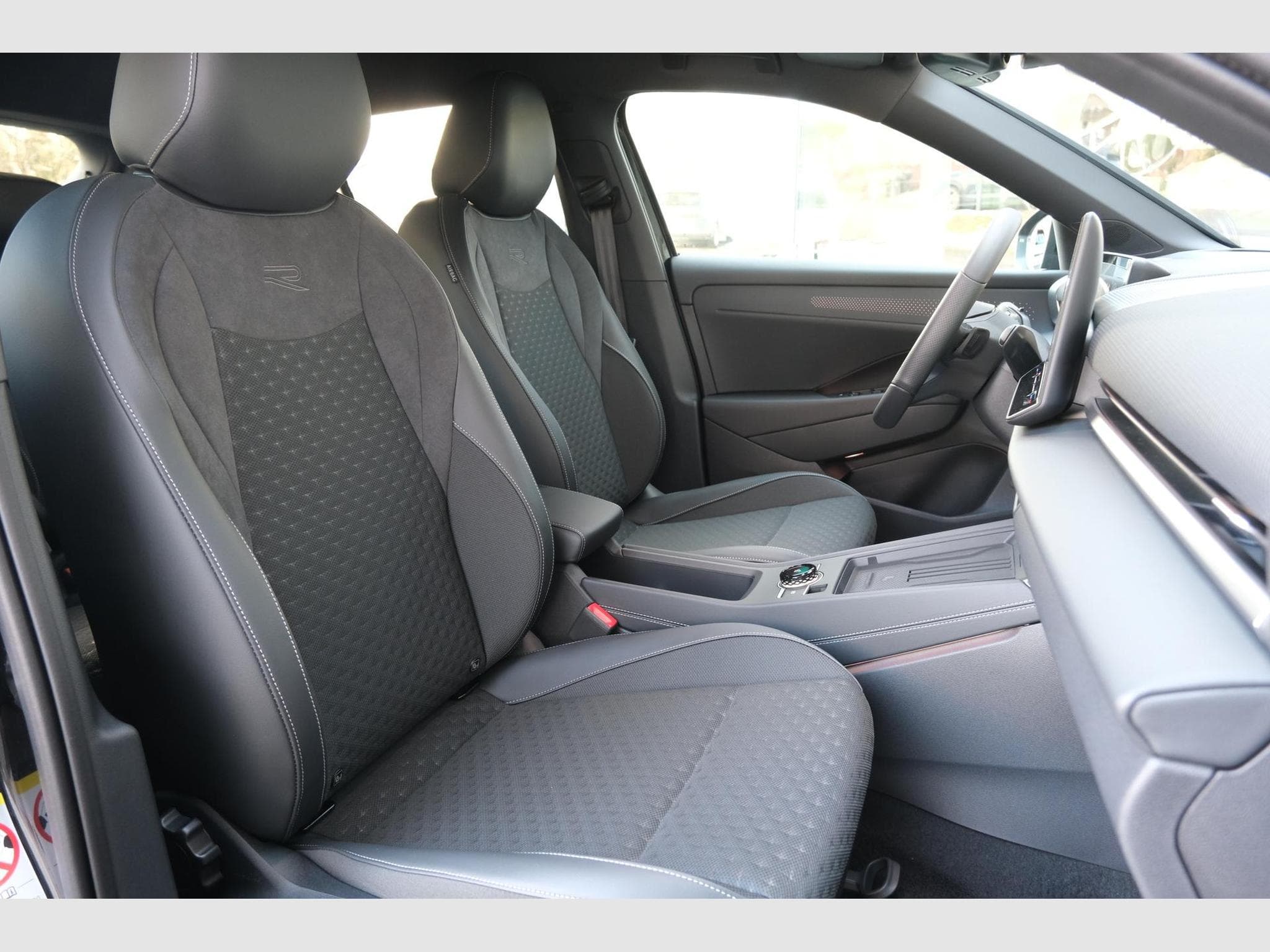 VW T-Roc 1.5 eTSI DSG (2026) - Photo 7
