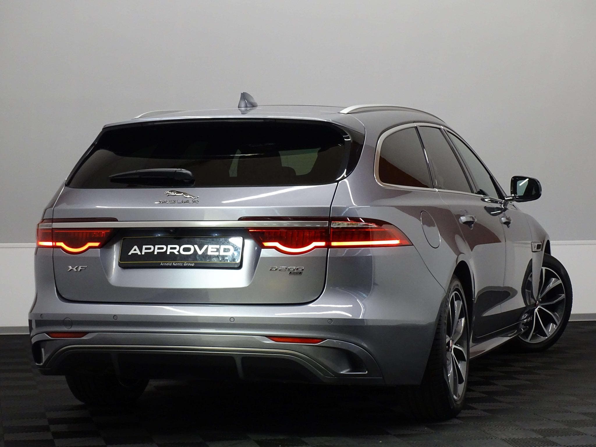 Jaguar XF D200 R-DYNAMIC SE AWD AUTO (2023) - Photo 4