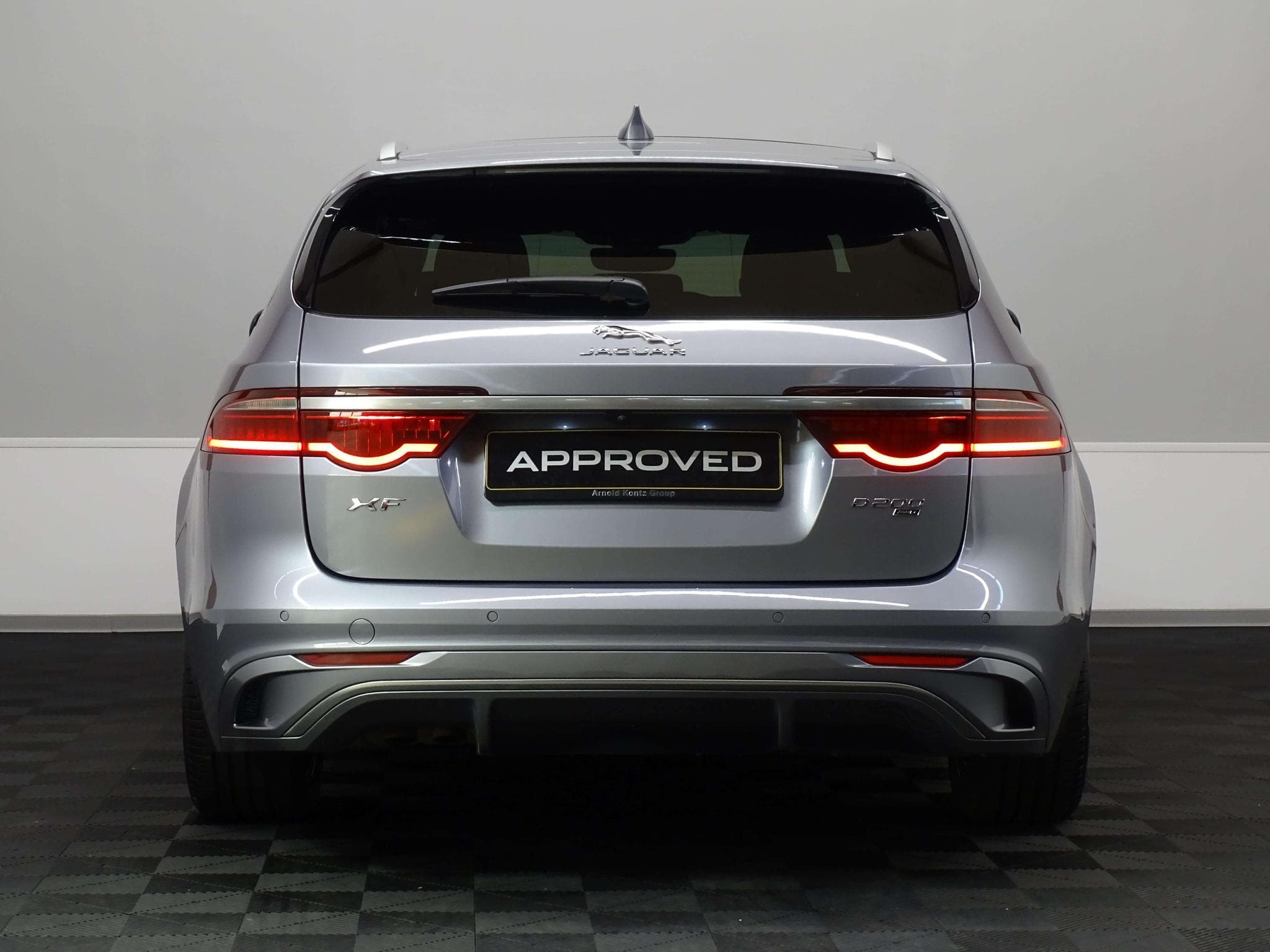 Jaguar XF D200 R-DYNAMIC SE AWD AUTO (2023) - Photo 5