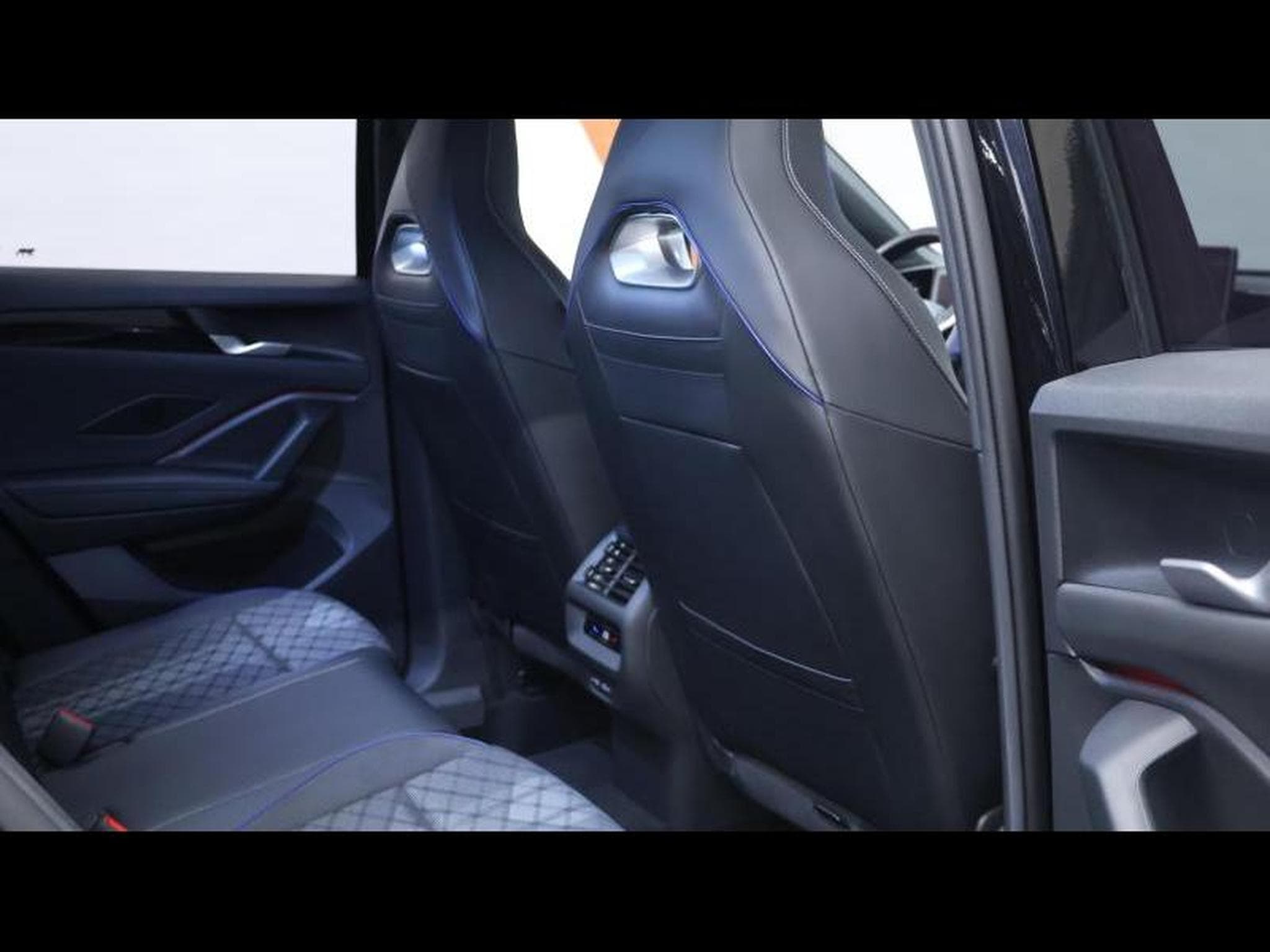 VW Tiguan New Tiguan TDi 150 R-Line Black Style DSG7 (2024) - Photo 12